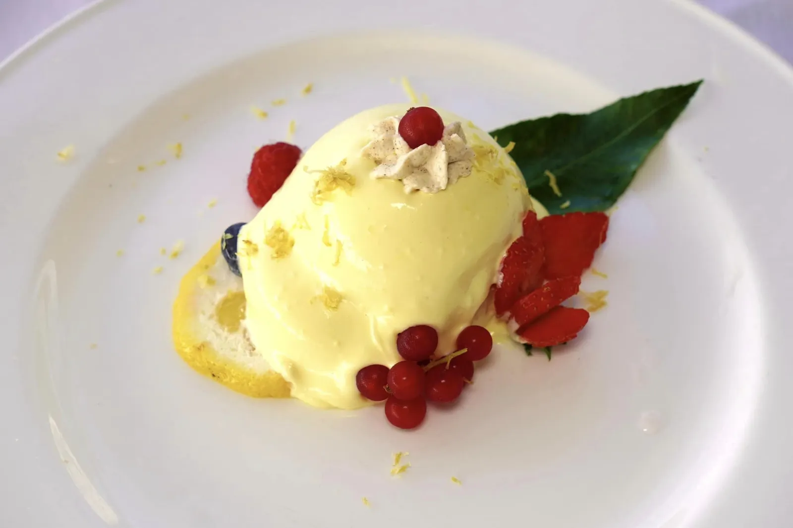 Lemon delight sponge cake (9 €) สำหรับขนมหวานจานแรกคือเค้กเลมอนนุ่ม ๆ ตัดด้วยความขมเบา ๆ ของผิวเลมอนและรสชาติของเบอร์รี่นานาชนิด (13/20)