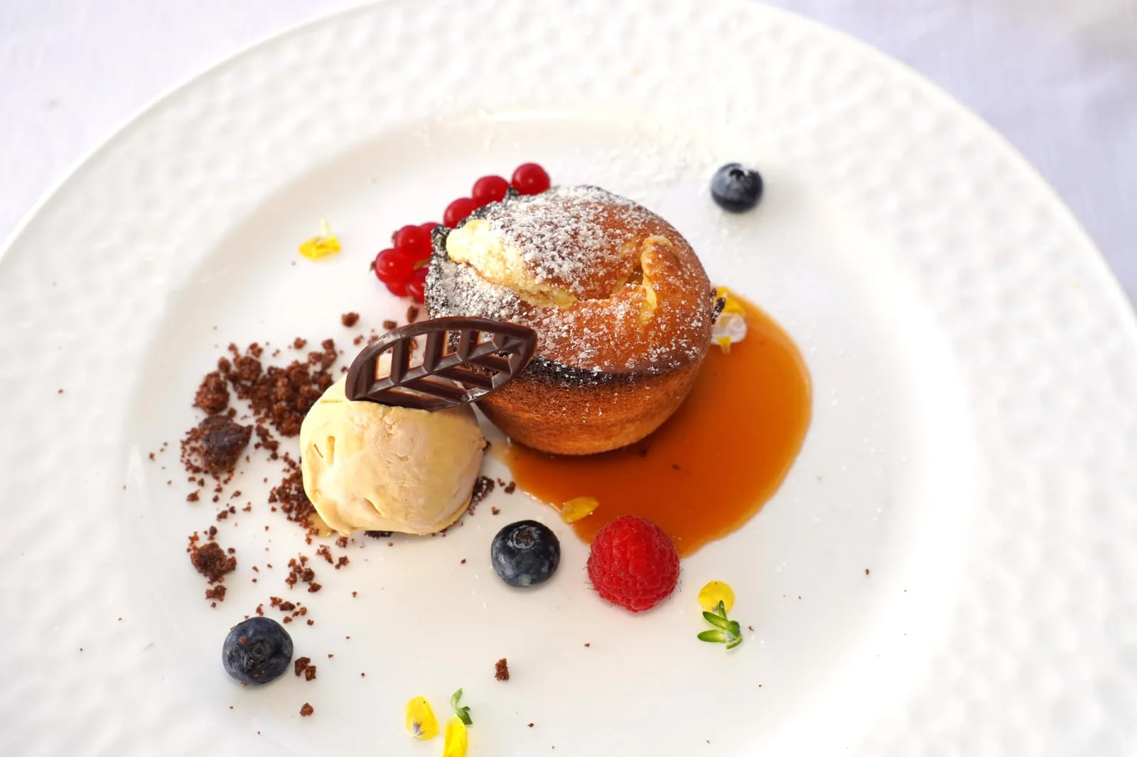 Traditional Amalfi Coast pasticciotto with Vesuvius’ apricot and bourbon vanilla ice cream (9 €) Pasticciotto เป็นของหวานพื้นบ้านที่คิดค้นโดยเชฟ Andre Ascalone ในเมือง Galatina แคว้น Apulia ในช่วงปี ค.ศ. 1745 ก่อนจะได้รับความนิยมมาจนถึงแถบ Amalfi Coast มีจุดเด่นอยู่ที่ผิวด้านนอกกรอบในขณะที่ตรงกลางให้เนื้อสัมผัสนุ่มละมุน ในที่นี้เชฟเพิ่มความหวานจากผลแอปริคอตที่เจริญเติบโตบนดินภูเขาไฟ Visuvius ลงไปด้วยจับคู่กับไอศกรีมเย็น ๆ เข้ากันดีเป็นที่สุด (14/20)