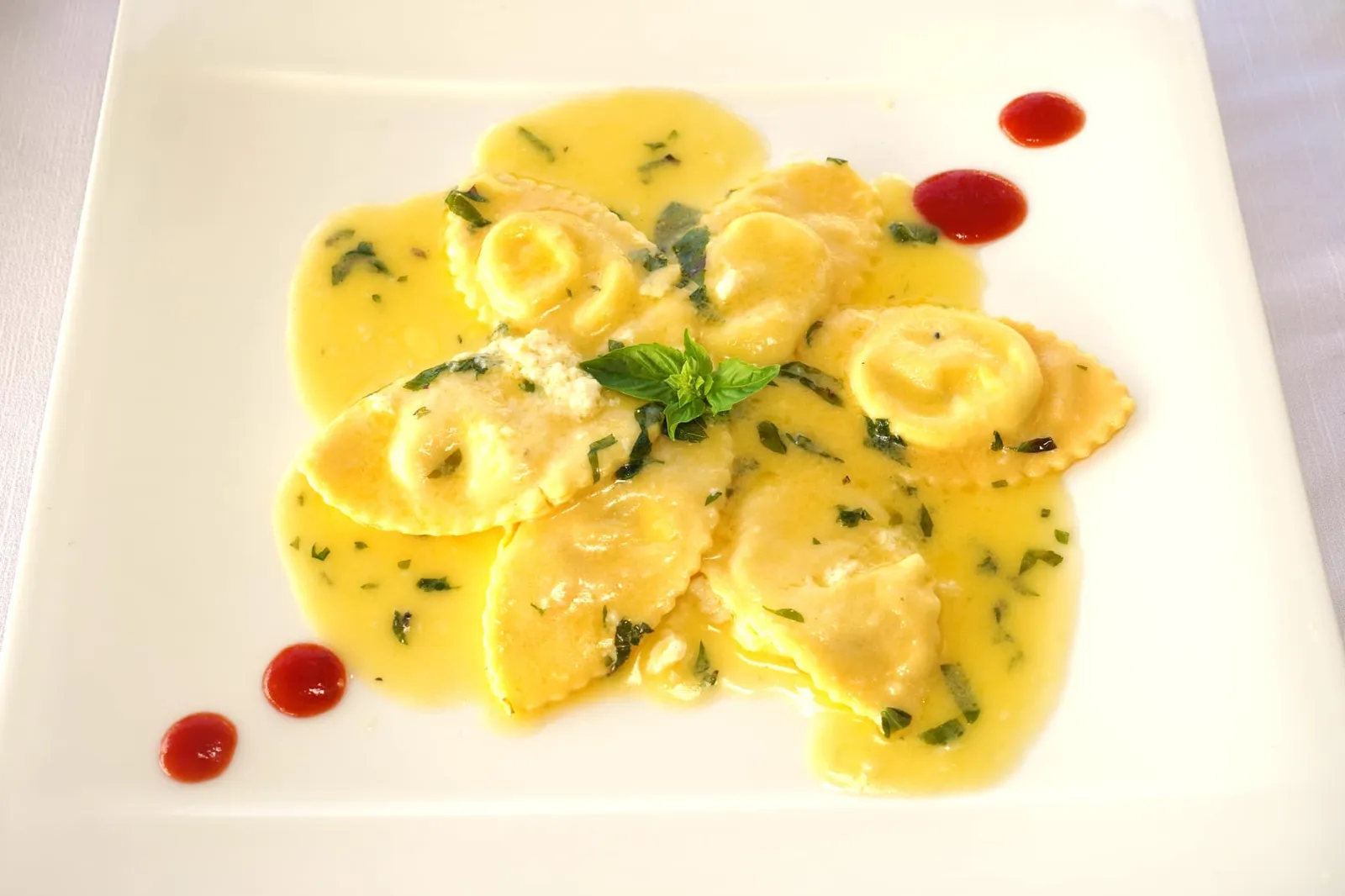 Ravioli stuffed with “Sfusato Amalfitano” lemon infused buffalo ricotta cheese in a butter and mint sauce (18 €) พาสต้าทรงเกี๊ยวอย่างราวิโอลีปั้นด้วยมือ ด้านในสอดไส้ Ricotta Cheese ที่ใส่อโรมาความหอมของ Sfusato Amalfitano Lemon ซึ่งเป็นเลมอนขึ้นชื่อของพื้นที่แถบ Amalfi Coast รอบ ๆ คือซอสที่ขึ้นมาจากเนยและใบมิ้นต์ (13/20)