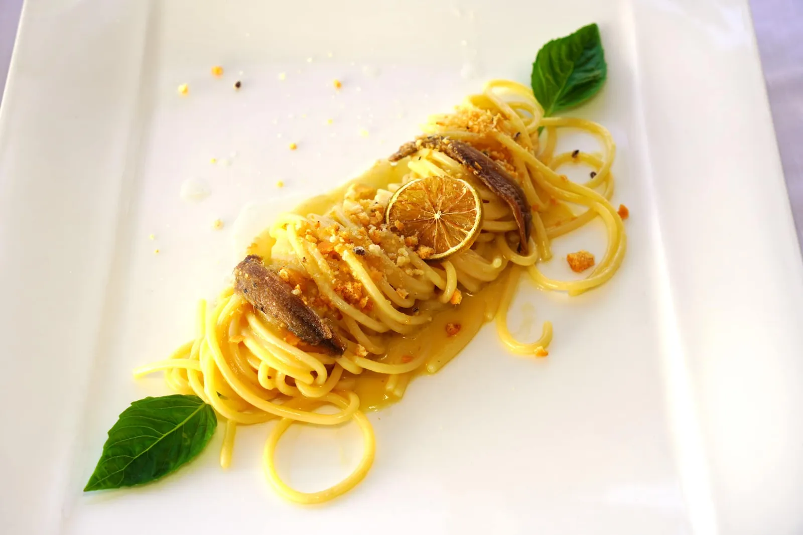 Gragnano’s spaghettoni with lemon, anchovies, butter and bagel (20 €) Spaghettoni หรือสปาเก็ตตี้เส้นโตแบบแห้งจากเมืองผลิตพาสต้าที่ดีที่สุดในภูมิภาค Campania อย่าง Gragnano เสิร์ฟมาที่ความสุกได้ระดับคลุกเคล้ากับซอสเลมอนที่มีรสเปรี้ยวนำมาก่อนตามมาด้วยรสหวานและขมเป็น After Taste ที่พอเหมาะ ยังมีรสชาติเค็มพอดีจาก Anchovies คุณภาพสูงและความกรอบจากขนมปังอีกด้วย (14/20)