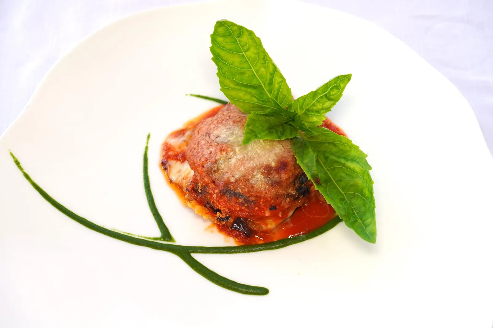 Fried eggplant and smoked caciocavallo cheese with a tomato and basil pesto sauce (17 €) เริ่มต้นด้วยเมนูเรียกน้ำย่อยอย่างมะเขือม่วงที่ผ่านการทอดจนกรอบสลับกันไปกับเลเยอร์ของชีส Caciocavallo รมควันให้กลิ่นหอมที่ไม่เหมือนใคร รอบ ๆ คือซอสมะเขือเทศชั้นดีให้ความเปรี้ยวอุมามิตัดด้วยอโรมาของซอส Basil Pesto ที่ลงตัว (14/20)