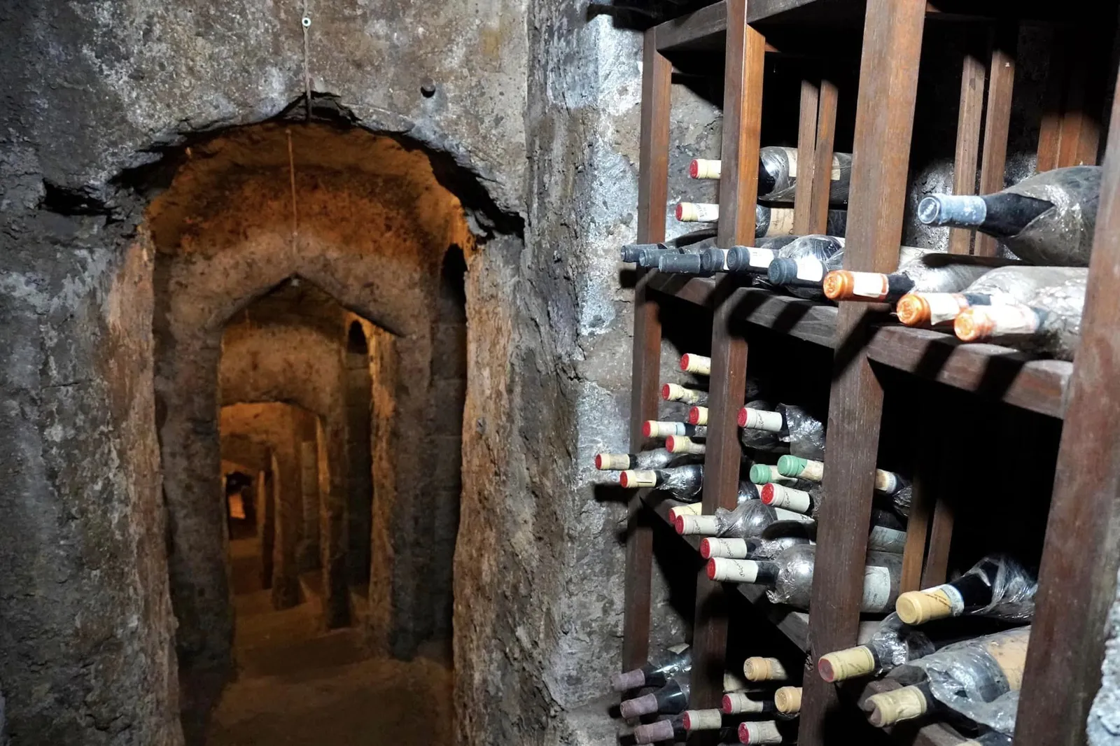 ห้ามพลาดไฮไลท์คือการพาทัวร์ Wine Cellar หรือห้องเก็บไวน์ที่ได้รับการดัดแปลงจากช่องทางการหลบหนีโบราณสมัย Pre-Roman โดยนักโบราณคดีเชื่อกันว่าช่องทางถูกสร้างขึ้นเมื่อ 6 ปีก่อนคริสตกาลหรือประมาณเกือบ 2,030 ปีที่แล้วเพื่อเชื่อมต่อกับส่วนก้นของบ่อน้ำซึ่งในปัจจุบันได้กลายมาเป็นพื้นที่สวนของห้องอาหารนั่นเอง