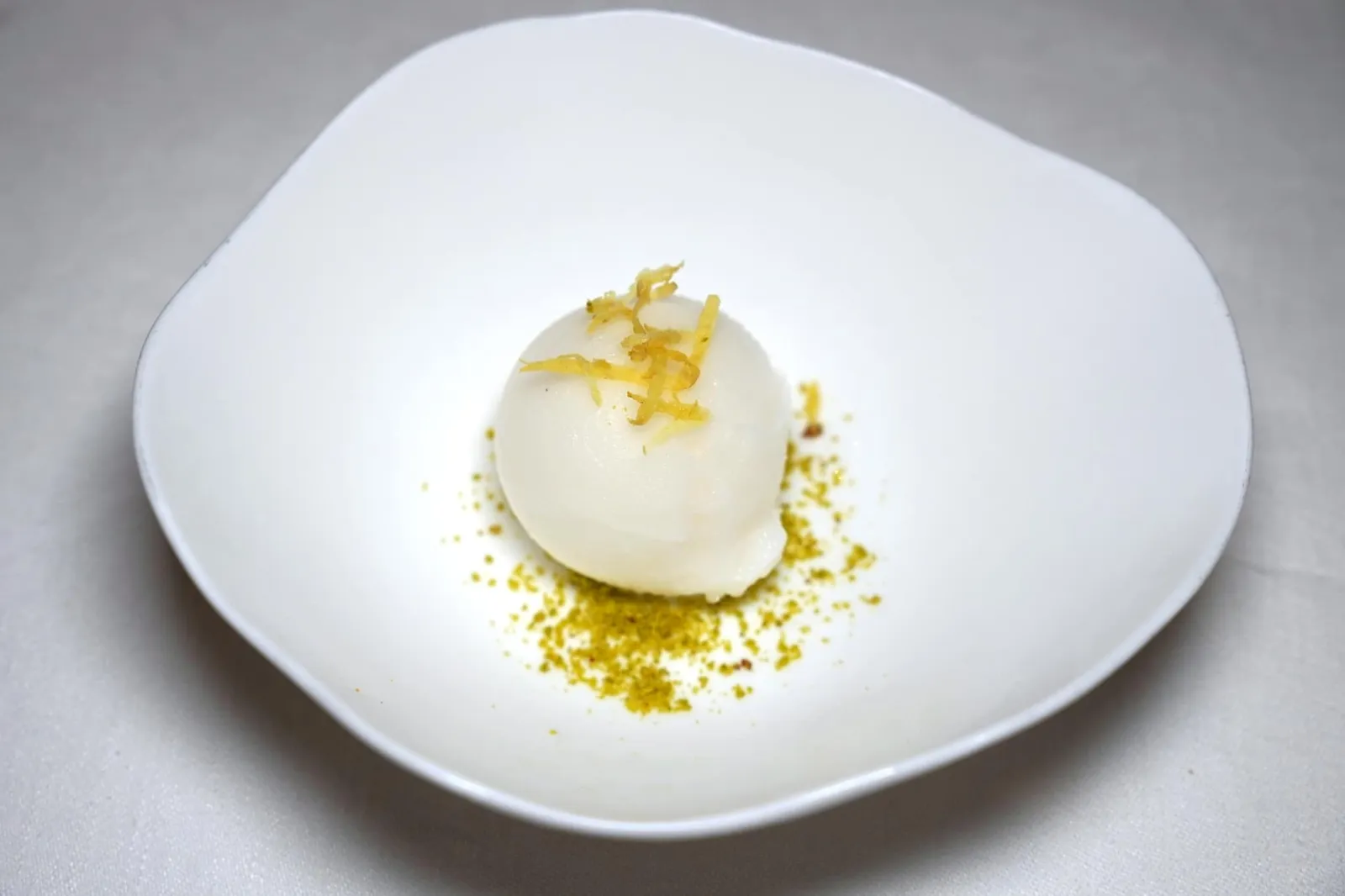Pre-dessert ก่อนเข้าสู่ของหวานพนักงานจะนำเสิร์ฟ Lemon Sorbet ให้ความเปรี้ยวนำตามมาด้วยความขมที่พอเหมาะ ด้านบนโรยด้วยผิว Lemon ส่วนด้านล่างคือ Pistachio Crumble กรอบ ๆ นับเป็นคอร์สล้างปากที่ทั้งอร่อยและไม่หนักท้องอีกด้วย