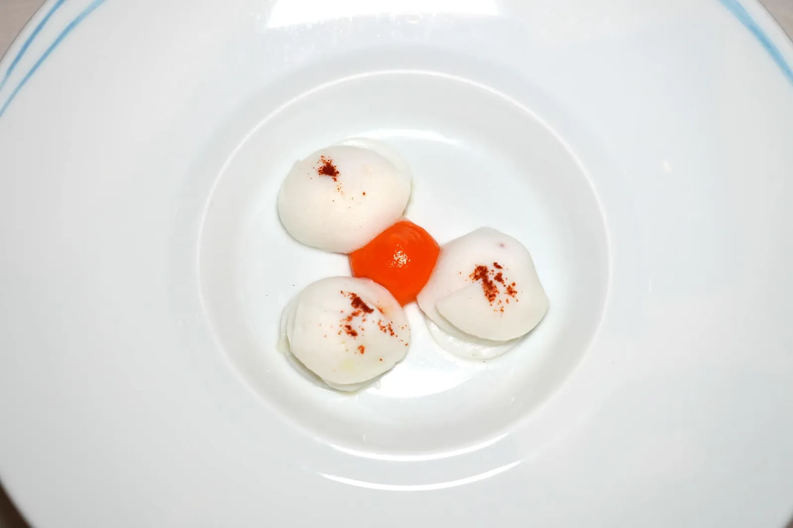 Cuttlefish buttons stuffed with catch of the day, spicy pumpkin broth and ginger carrot puree หมึกกระดองเสิร์ฟมาในสไตล์ที่เชฟเรียกว่า Buttons หรือเม็ดกระดุม ด้านในสอดไส้ด้วยเนื้อปลาเพื่อให้มีระดับความนุ่มที่แตกต่างกัน เมื่อตักเข้าปากจะพบว่าตัวเม็ดกระดุมจะละลายหายไปในปาก (18/20)