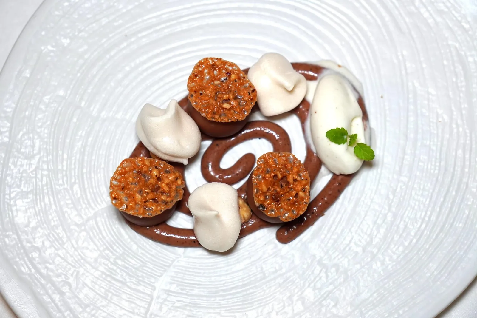 Hazelnut, carob and black truffle ของหวานจานสุดท้ายคือการจับคู่กันของถั่ว Hazelnut และ Carob หรือพืชที่มีฝักให้รสชาติคล้ายกันกับช็อกโกแลตโดยมีอโรมาหอม ๆ ของ Black Truffle เป็นตัวชูโรง (17/20)