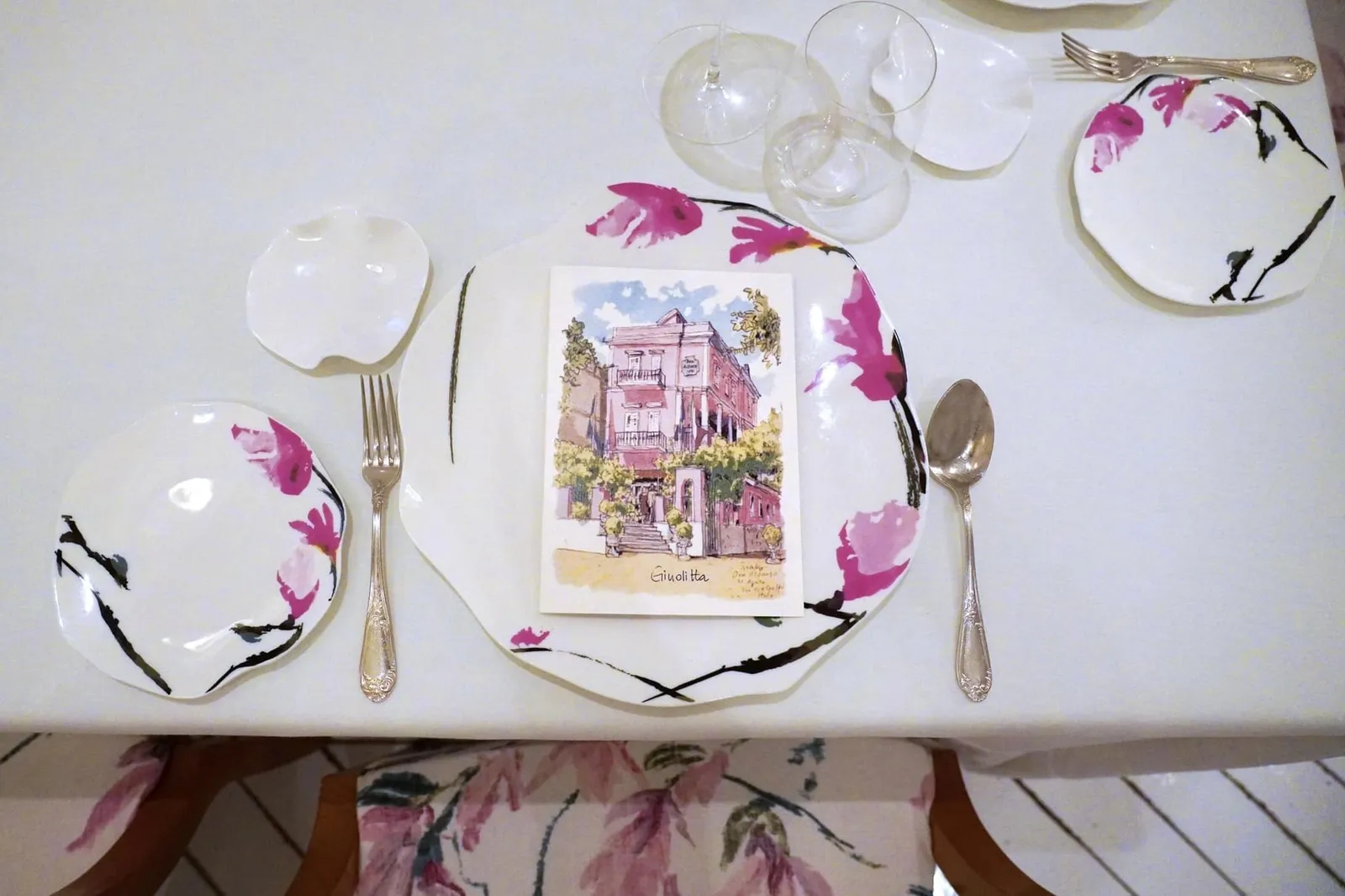 ห้องอาหาร Don Alfonso 1890 คว้ารางวัล 🌟 1 MICHELIN Star มาครอบได้สำเร็จในปี 1997 โดยระหว่างช่วงปี 1997-2001 นั้นมีห้องอาหารทางตอนใน้ของประเทศอิตาลีเพียง 3 แห่งเท่านั้นที่สามารถคว้ารางวัลอันทรงเกียรตินี้มาครองได้ก่อนจะได้รับการเลื่อนระดับสู่ 🌟🌟 2 MICHELIN Stars ในปี 2016 ต่อเนื่องมาจนถึงปี 2022