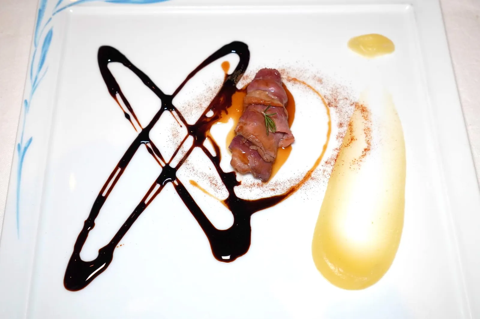 Duck breast, Annurca apple preserve, reduction of balsamic vinegar and cinnamon อกเป็ดพันม้วนมาเป็นริบบิ้นสวยงามราดด้วย Anise Reduction ให้อโรมาชวนนีกถึงเมนูเป็ดพะโล้บ้านเรา ฝั่งขวามือคือ Annurca Apple ซึ่งเป็นสายพันธุ์แอปเปิ้ลที่มีความนำเพาะกับพื้นที่ภูมิศาสตร์ทางตอนใต้ของประเทศอิตาลี เชฟนำไปดองแล้วเสิร์ฟมาเป็น Purée เนื้อละเอียดให้รสชาติเปรี้ยวหวานที่พอเหมาะลงตัว ฝั่งซ้ายมือคือองค์ประกอบของน้ำสมสายชู Balsamic ที่เคี่ยวจนงวดช่วยเสริมรสชาติเปรี้ยวหวานที่แตกต่างไปจากแอปเปิ้ลและทำให้รสชาติรูปแบบเดียวกันดูมีมิติมากยิ่งขึ้น (17/20)