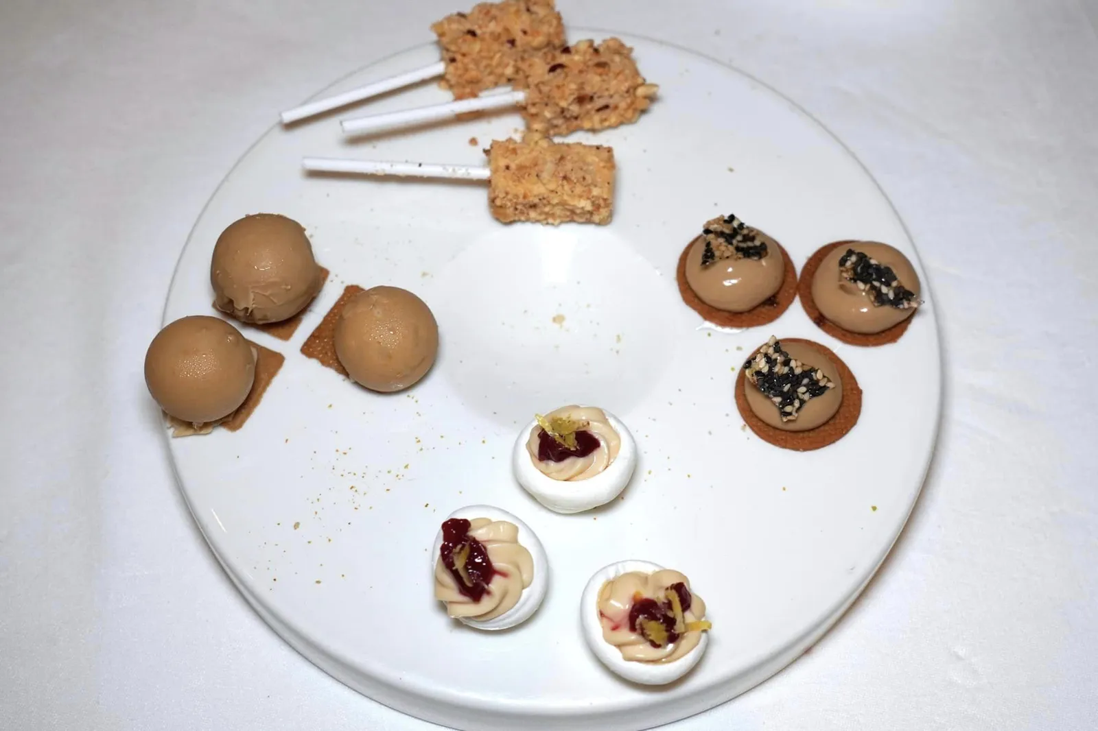 Petits Fours ปิดท้ายมื้ออาหารด้วย Petits Fours เสิร์ฟมา 4 อย่างคือ Semifreddo ล้อมรอบด้วยถั่ว Hazelnut, Tartelette กรอบ ด้านบนเป็น Liqourice Gel ที่จะแตกระเบิดออกในปาก , Meringue หวานกรอบจับคู่กับ Almond Mousse ท็อปด้านบนด้วยผิวมะนาวและ Basil สุดท้ายคือ Neapolitan Pasteira ที่มีความหอมของ White Chocolate and Ricotta Cheese นั่นเอง
