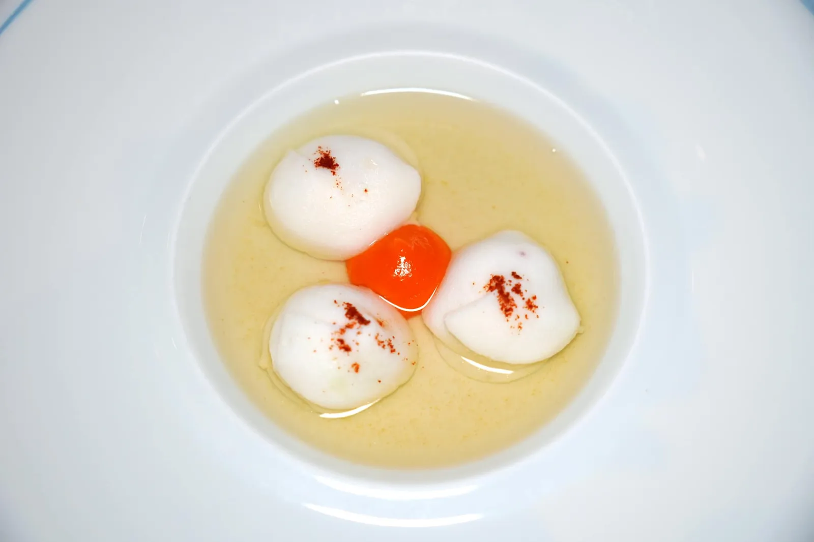 Cuttlefish buttons stuffed with catch of the day, spicy pumpkin broth and ginger carrot puree จากนั้นพนักงานจะเทราดซุปใสร้อน ๆ ที่เตรียมขึ้นมาจากฟักทองโดยมีรสเผ็ดของพริกและกลิ่นเฉพาะตัวของขิงใส่อยู่ด้วยช่วยบาลานซ์ความหวานจากองค์ประกอบของ Carrot Purée สีส้มตรงกลางไม่ให้โดดเด่นจนเกินไป (18/20)
