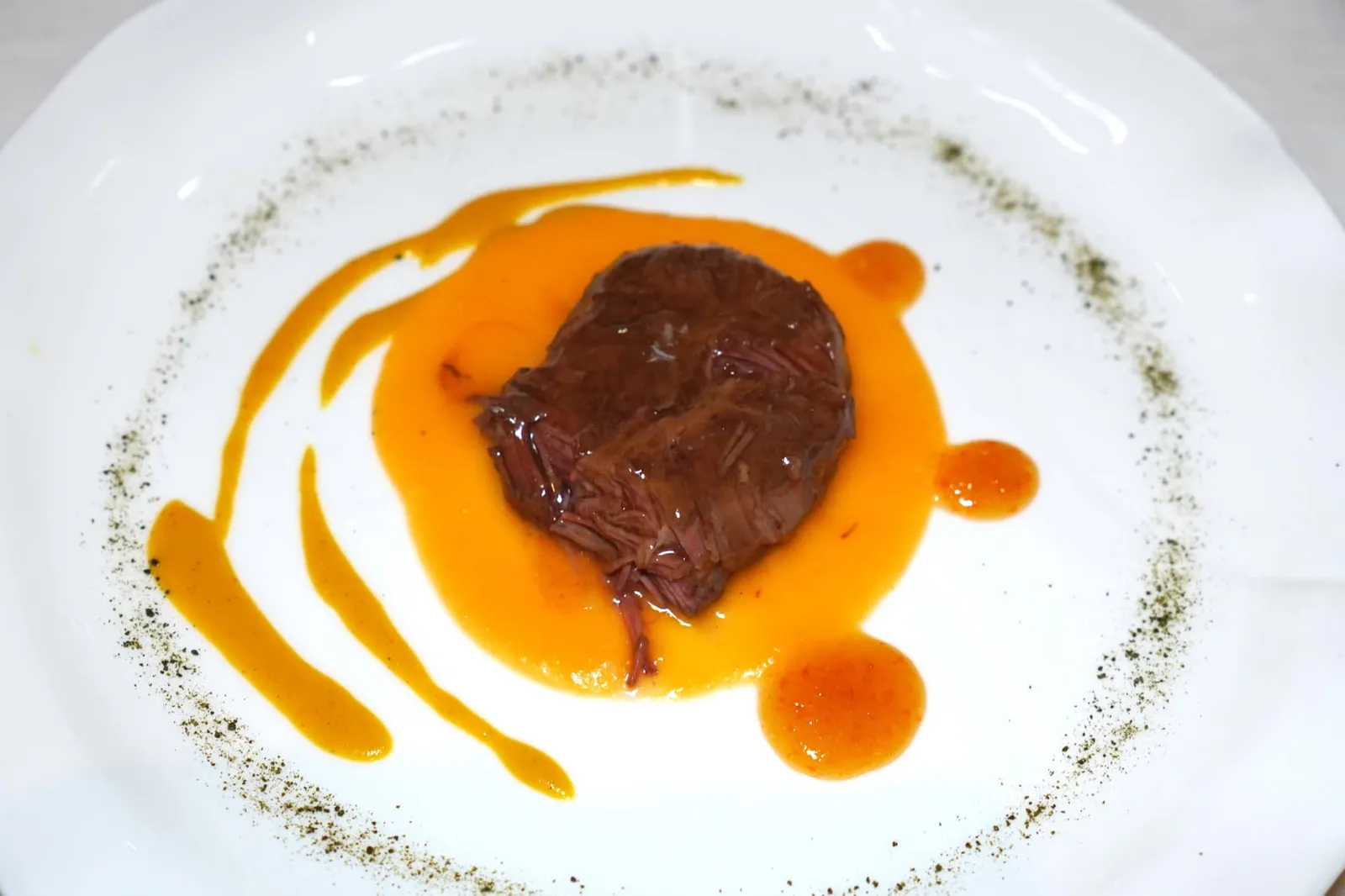 Cappello del Prete from the mountains of Avellino area marinated with oriental spices, pumpkin cream, Giffoni hazelnut, orange mustard with hint of Wasabi and borage powder Main Course จานสุดท้ายคือ Cappello del Prete จากพื้นที่บริเวณเทือกเขา Avellino โดยชื่อของเมนูนี้แปลเป็นภาษาอังกฤษอย่างตรงตัวว่า Preist’s Hat หรือหมวกพระนั่นเอง เชฟเลือกใช้เนื้อส่วนไหล่ของวัวซึ่งมีอัตราส่วนของไขมันต่อเนื้อที่ค่อนข้างบาลานซ์กันอย่างพอเหมาะหมักกับเครื่องเทศจนหอม รอบ ๆ คือครีมฟักทองเนื้อเนียนละเอียดโดยมีอโรมาหอมของถั่วจาก Giffoni Hazelnut ชั้นนอกสุดคือซอสสีส้มเข้มที่เตรียมมาจากส้มผสมมัสตาร์ดโดยมีอโรมาจาง ๆ ของวาซาบิช่วยเติมแต่งให้จานนี้ออกมาสมบูรณ์มากยิ่งขึ้น (16/20)