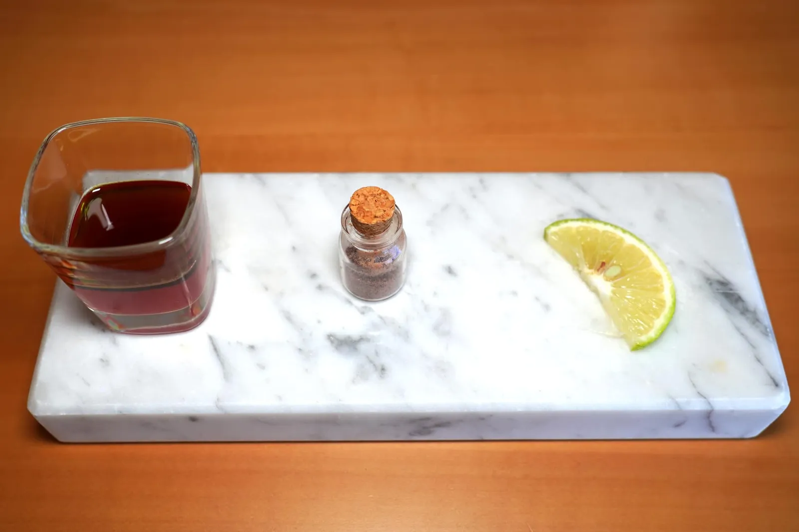 Tequila Cocktail: Homemade Strawberry Vinegar, Fermented Cucumber Water, Mint Oil, Tequila, Lime, Ichigoboshi เริ่มต้นมื้ออาหารด้วยค็อกเทลล์ที่เชฟได้รับแรงบันดาลใจมาจาก Tequila Soup with Lime ซึ่งนิยมดื่มกันใน Disco หรือผับท้องถิ่นย่านนี้ วิธีรับประทานให้ใช้มะนาวถูบริเวณหลังมือ จากนั้นโรยผง Ichigoboshi หรือเกลือสตรอว์เบอร์รี่ญี่ปุ่นตามลงไป พนักงานแนะนำให้เลียบริเวณหลังฝ่ามือแล้วดื่มค็อกเทลล์ 2 ช็อตโดยตัวค็อกเทลล์นี้เตรียมมาจากน้ำส้มสายชูสตรอว์เบอร์รี่ น้ำแตงกวาดอง น้ำมันจากใบมิ้นท์ Tequila จำนวน 2 หยดและชาเขียวช่วยเรียกความสดชื่นได้ดี (13/20)