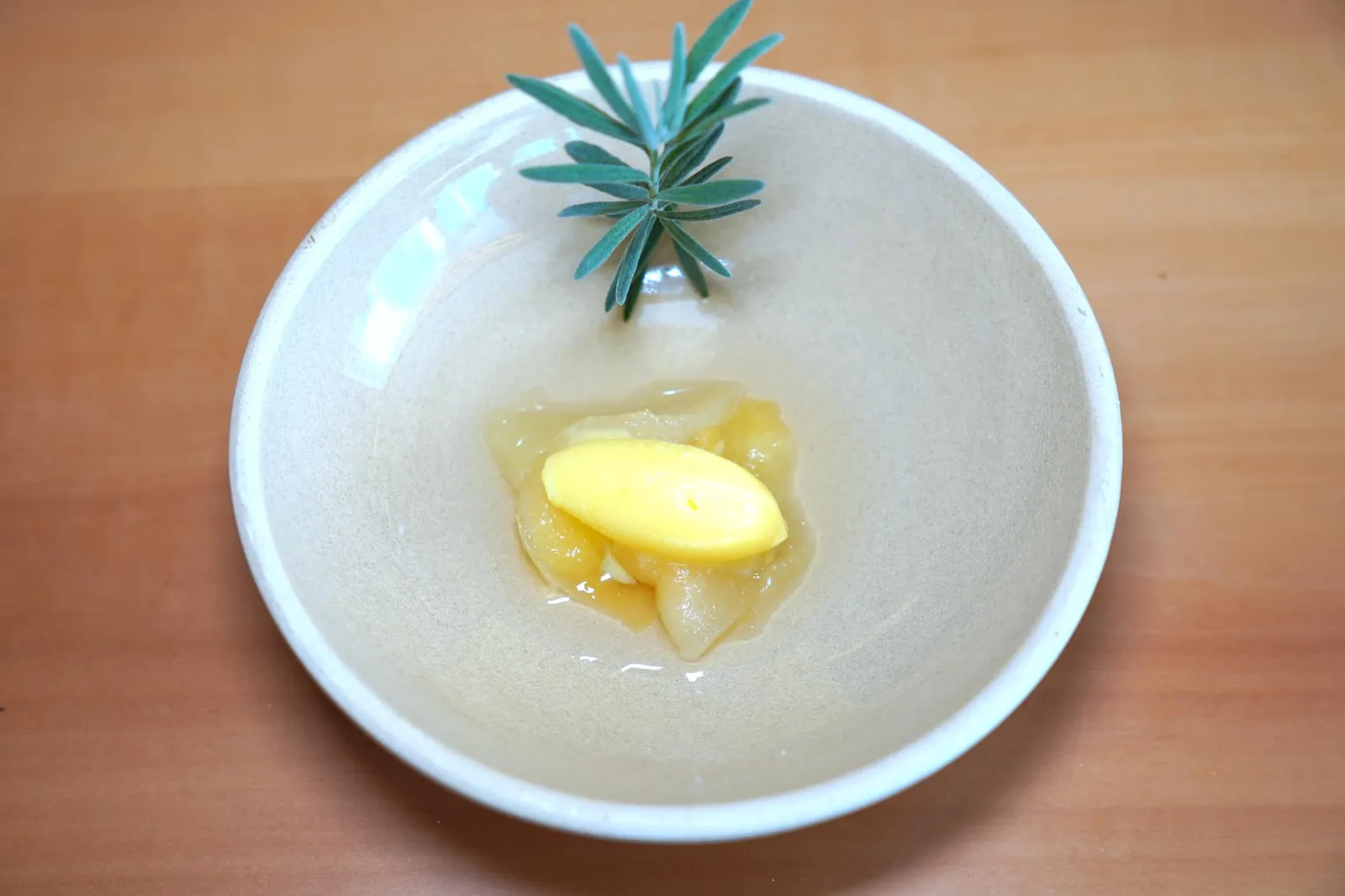 Predessert: White Melon Carpaccio, Lavander Vinegar, Mandarin Sorbet ล้างปากด้วยผลเมลอนที่เชฟแล่บาง ๆ มาเป็น Carpaccio แต่งกลิ่นให้หอมด้วยน้ำส้มสายชูลาเวนเดอร์ ด้านบนท็อปด้วยซอเบท์แมนดารินสีส้มเหลือง (15/20)