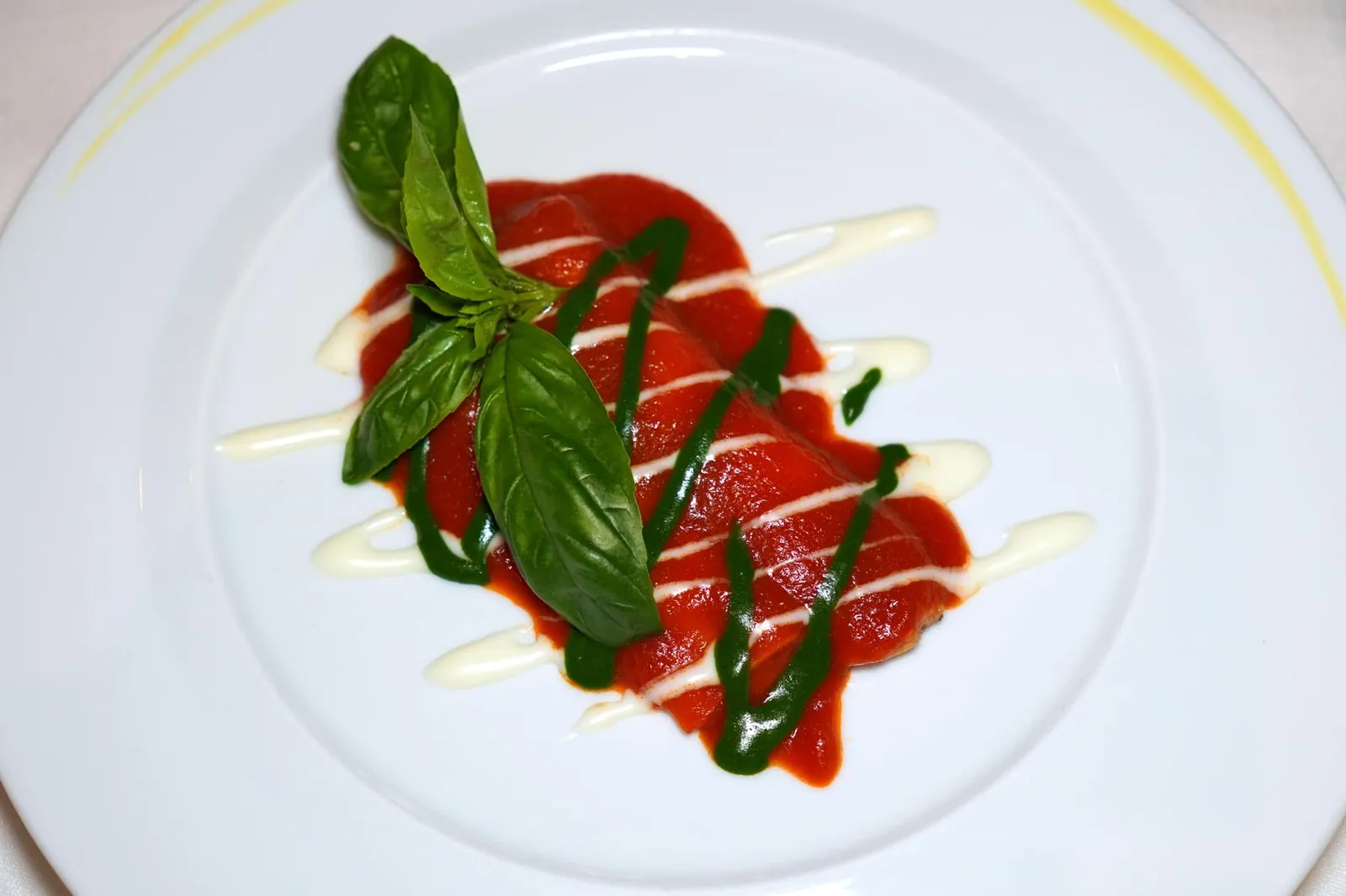 Grandfather's Ernesto Strascinati - traditional Cannelloni pasta rolls revisited - stuffed with mozzarella, ricotta and veal on a light San Marzano tomato ragout - Historical Recipe เชฟ Ernesto Iaccarino ได้รังสรรค์สุดยอดเมนูที่กลายมาเป็นหนึ่งในหน้าประวัติศาสตร์ของวงการอาหารอิตาลีโดยใช้ Strascinati หรือเส้นพาสต้าโฮมเมดที่พันม้วนกลับจนคล้ายกันกับ Reversed Cannelloni โดยมีไส้ตรงกลางคือเนื้อวัวและเนื้อลูกวัวผสมผสานกับ Mozzarella และ Ricotta ให้เนื้อสัมผัสที่นุ่มครีมมี่จนแทบละลายในปาก รอบ ๆ คือซอส Light Ragout สีแดงที่เตรียมมาจากมะเขือเทศ San Marzano ที่ปลูกในฟาร์ม Le Peracciole บริเวณตีนภูเขาไฟ Vesuvius โดยมีรสชาติเปรี้ยวอุมามิเจือกันไปกับอโรมาเฉพาะตัวบาง ๆ ของกำมะถันอันเป็นจัดเด่นของมะเขือเทศชนิดนี้ จากนั้นเสริมด้วยอโรมาหอม ๆ ของ Basil Sauce สีเขียวเข้มและ Mozzarella Sauce สีขาวจาง ๆ ถือเป็นเมนูที่เต็มไปด้วยความเรียบง่ายแต่สามารถดึงรสชาติเฉพาะตัวของวัตถุดิบชั้นนำของโลกแห่งภูมิภาค Campania ออกมาได้อย่างน่าทึ่ง (20/20)