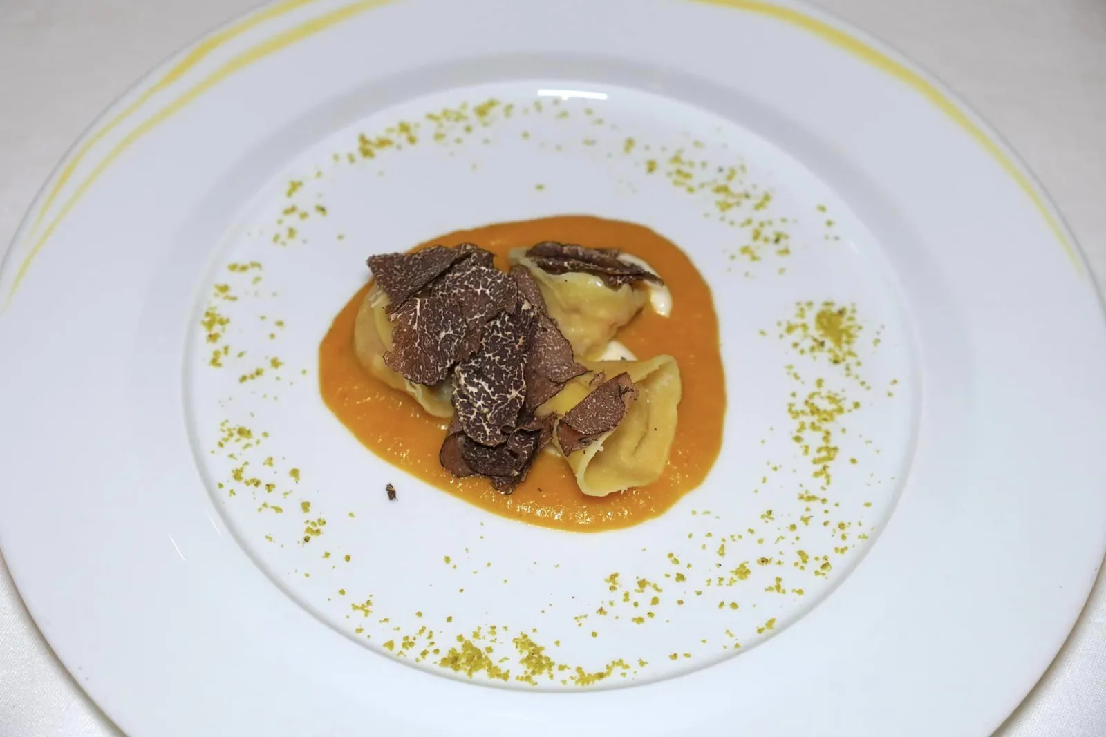 Cappelli filled with organic chicken, onion cream, Parmigiano fondue and black truffle Capelli เป็นพาสต้าสดทรงเกี๊ยวที่ทางร้านทำเอง ด้านในสอดไส้เนื้อไก่ออร์แกนิคเนื้อนุ่มอร่อยแต่ยังคงเนื้อสัมผัสให้เคี้ยวอยู่เล็กน้อย องค์ประกอบสีส้มรอบ ๆ คือ Genovese Sauce ที่เตรียมขึ้นมาจากหัวหอมทั้งยังเป็นหนึ่งในซอสที่ขึ้นชื่อที่สุดของภูมิภาค Campania องค์ประกอบสีขาวคือ Parmigiano ที่เชฟผ่านกระบวนการ Reduction แล้วเตรียมมาเป็น Fondue รอบ ๆ คือ Pistachio Crumble ให้ความกรอบและรสหวานเฉพาะตัวโดยมี Black Truffle ช่วยเสริม Earthy Aroma ออกมาได้อย่างกลมกลืน (17/20)