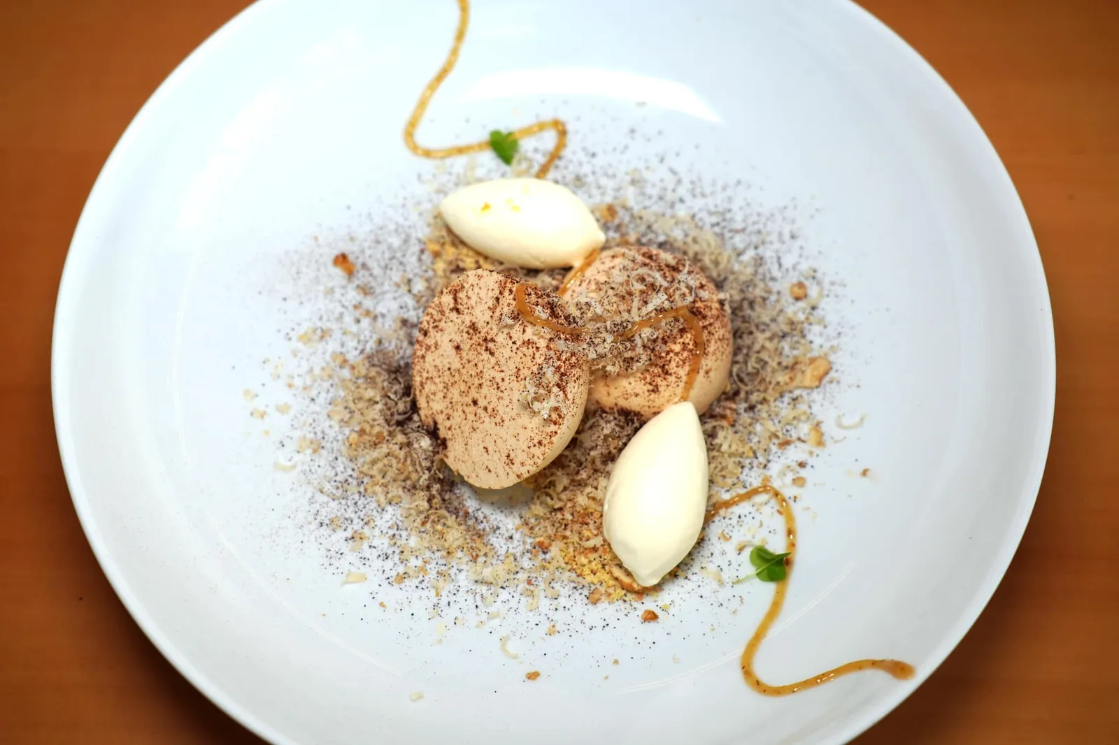 Dessert: Nocillo Namelaka, Milk Ice Cream, Cinnamon Crumble, Cocoa Chips, Grated Walnuts, Miso Gel ของหวานจานหลักประจำมื้อเชฟตั้งใจนำเสนอ Namelaka ที่มีกลิ่นหอมของช็อกโกและและครีมรวมไปถึงเหล้า Nocillo ซึ่งเป็นของขึ้นชื่อของภูมิภาคนี้ เชฟจับคู่กับความหอมมันของไอศกรีมนม รอบ ๆ คือองค์ประกอบของ Cinnamon Crumble และ Cocoa Chips กรอบ ๆ ถั่ว Walnuts บดและ Miso Gel รสชาติเข้มข้นนั่นเอง (15/20)