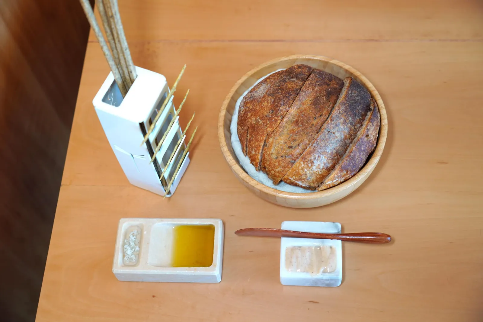 Bread: Semi-Wheat Flour, Linen and Poppy seeds, Roasted Lick Breadsticks, Rosemary Nachos จากนั้นพนักงานจะนำเสิร์ฟขนมปังมาพร้อมกันถึง 3 ชนิดจับคู่กับน้ำมันมะกอก EVO ของดีแห่งภูมิภาค Cantabria ให้รสชาติและกลิ่นที่เข้มข้น