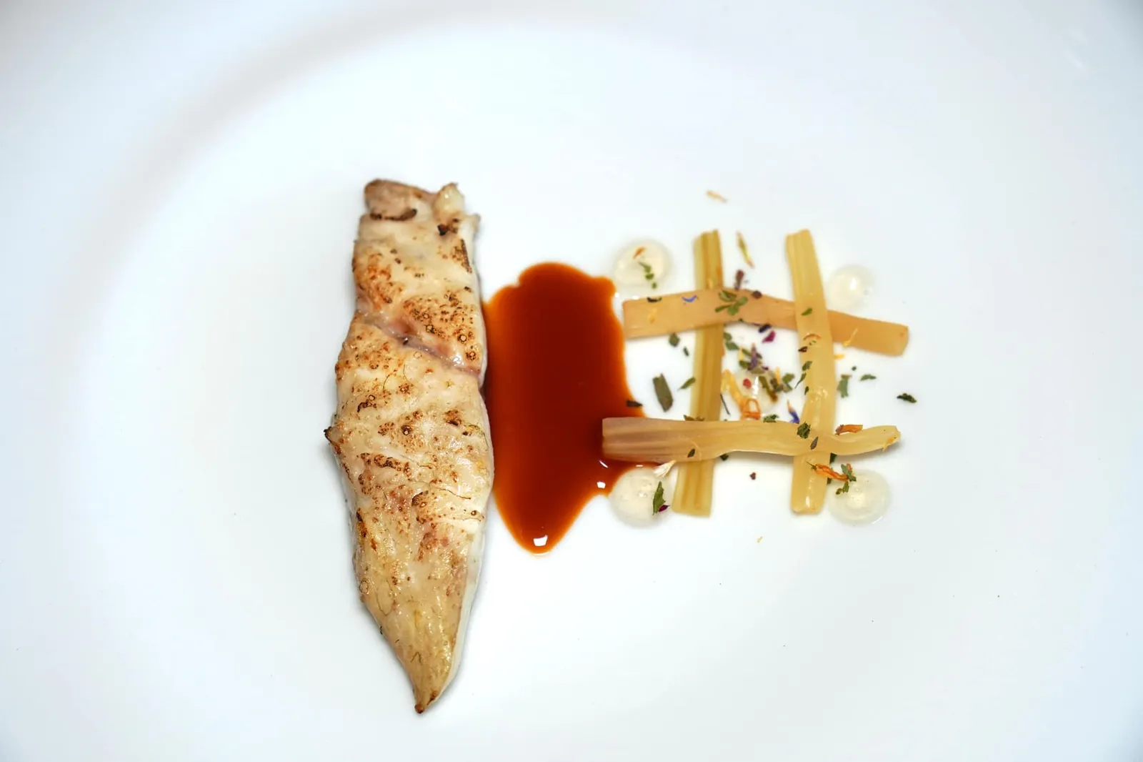 Smoked Seabass, Fermented Celery, Celery Vinegar Gel, Game Garum ปลา Seabass รมควันจนสุกในสไตล์ญี่ปุ่นที่เรียกว่า Warayaki จนหอมเข้าเนื้อ เชฟเสิร์ฟมาคู่กับซอส Game Garum เพื่อให้ได้รสชาติที่เข้มข้น ฝั่งซ้ายมือคือเจลน้ำส้มสายชูเซเลอรี่รสเปรี้ยวและเซเลอรี่ดองให้ความกรอบและเปรี้ยวอย่างมีมิติ (14/20)