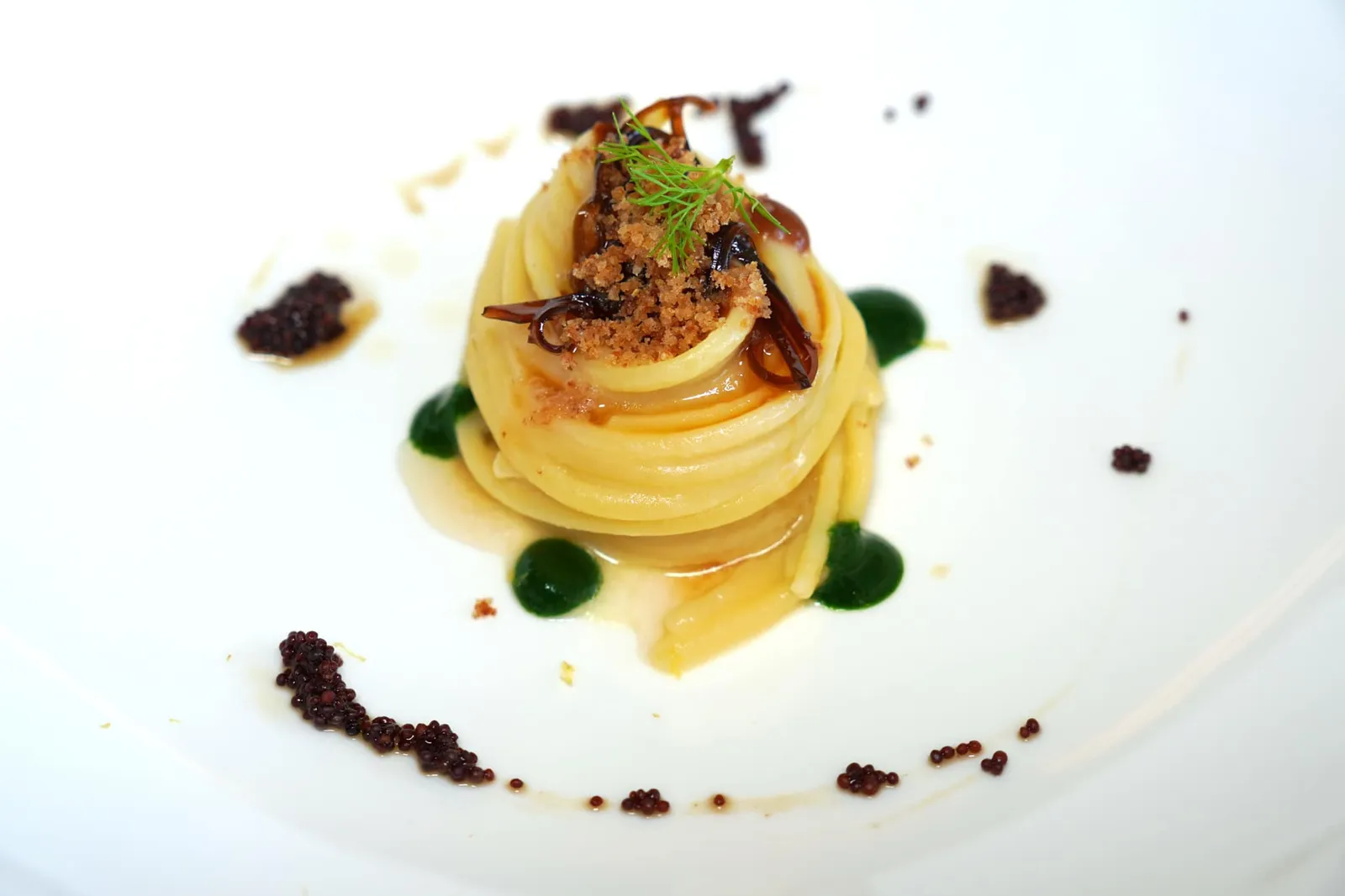 Linguina Cooked in Fish Broth, Fennel Cream, Caramelized Tzukudani Kombu Seaweed, Tomato Vinegar, Black Mustard Seeds Cooked in Apple Juice, Tamarind, Crunchy Anchioves Bread, Parsley Cream พาสต้าเส้น Linguine ปรุงสุกระดับ Al Dente ในน้ำซุปปลาเสิร์ฟมาคู่กับครีมเฟนเนลและพาสลีย์ ยังมีความเปรี้ยวจากครีมมะขามผสมผสานกับรสชาติอันเข้มข้นของน้ำส้มสายชูที่เตรียมขึ้นมาจากมะเขือเทศ San Marzano ซึ่งเจริญเติบโตขึ้นมาบนดินภูเขาไฟ Vesuvius ได้อย่างลงตัว ด้านบนคือเศษขนมปังกรอบที่มีรสชาติเค็มและอุมามิจาก Anchovies จับคู่กับเนื้อสัมผัสความหนึบของสาหร่าย Tzukudani Kombu ผัด รอบ ๆ คือเมล็ดมัสตาร์ดดำปรุงสุกในน้ำแอปเปิ้ลช่วยชูกลิ่นให้มีความหอมโดดเด่น ถึงจะมีหลากหลายองค์ประกอบในจานเดียวแต่เชฟสามารถบาลานซ์รสชาติออกมาได้อย่างลงตัวสมกับชื่อร้านคือ Contaminazione จริง ๆ (16/20)