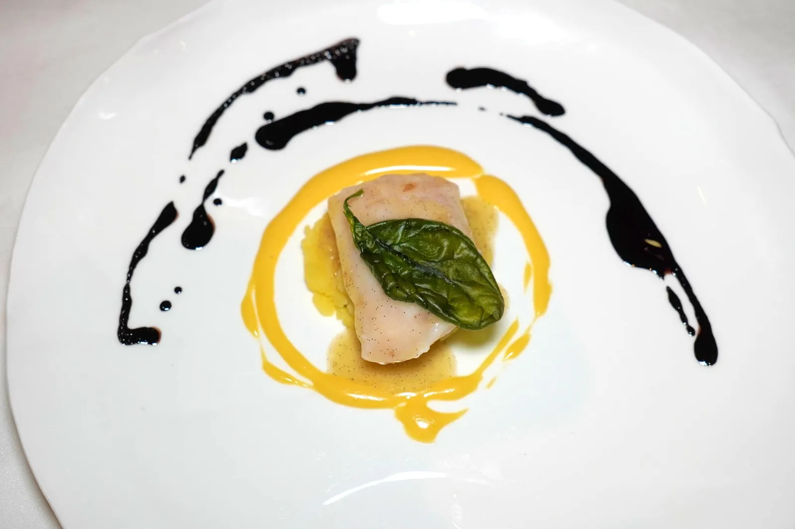 Grouper scented with vanilla and lemon, potato puree, anchovies Colatura Zabaglione and onion ash Grouper หรือปลาเก๋าท้องถิ่นที่เชฟนำไปแต่งด้วยกลิ่นหอม ๆ ของ Lemon และ Vanilla เนื้อสัมผัสชิ้นปลานุ่มแต่ยังคงไว้ซึ่งความสู้ฟันเบา ๆ ซึ่งเป็นเอกลักษณ์ของปลาตระกูล Grouper ได้อย่างน่าประทับใจ ด้านล่างรองด้วย Purée มันฝรั่ง รอบ ๆ คือซอส 2 ชนิดเริ่มต้นจากสีเหลืองคือ Zabaglione หรือ Sabayon Sauce ที่เติมแต่งกลิ่นด้วย Anchovies และ Colatura หรือน้ำปลาสไตล์อิตาลี ส่วนซอสสีดำนั้นเตรียมมาจาก Onion Ash หรือหัวหอมที่ได้รับการเผาจนเกรียมจนตัวซอสให้เนื้อสัมผัสคล้ายทรายนั่นเอง (17/20)