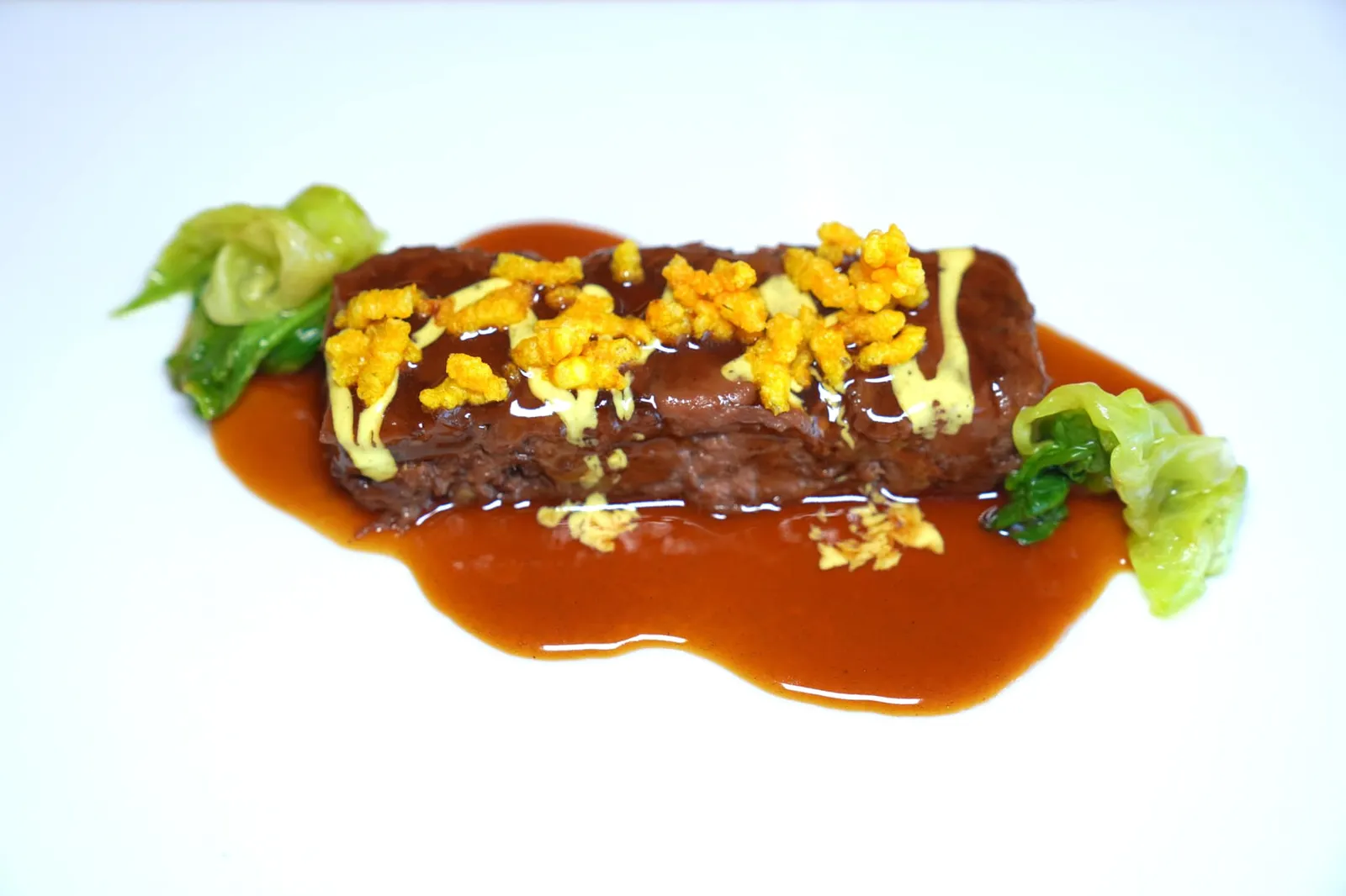 Over-Cooked Beef Head, Ocoo Sauce, Curry Yoghurt, Puffed Rice, Salted Lettuce เนื้อส่วนหัวของหัวของวัวที่ตุ๋นจนนุ่มเสิร์ฟมากับซอสโยเกิร์ตที่มีส่วนผสมของแกงหอม ๆ และซอสสไตล์เกาหลี ด้านบนท็อปด้วยข้าวพองกรอบ ๆ จับคู่กับผักกาดบ่มเกลือให้รสชาติเค็มกลมกล่อม (14/20)