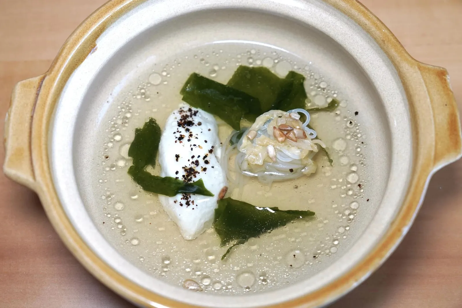 Fermented Chinese Cabbage, Steam-cooked Fishcake, Wakame Seaweed, Toasted Sunflower Seeds, Harusame, Ginger ไฮไลท์ของมื้อนี้คือน้ำซุปที่เตรียมมาจากกะหล่ำปลีดองให้รสชาติอันซับซ้อนกลมกล่อมเสริมด้วยความอุมามิจากสาหร่าย Kombu ความจัดจ้านของพริกไทย และอโรมาของขิงจาง ๆ ในซุปยังมี Harusame หรือวุ้นเส้นญี่ปุ่นที่เตรียมมาจากข้าวและถั่วเหลืองเคี้ยวกรึบ ด้านบนท็อปด้วยเมล็ดทานตะวันคั่วและเผาจนหอม ข้างกันคือลูกชิ้นปลา Ombrina ที่นึ่งจนสุกให้เนื้อสัมผัสเคี้ยวนุ่มแต่ไม่เด้งแบบลูกชิ้นปลาบ้านเรานั่นเอง (15/20)