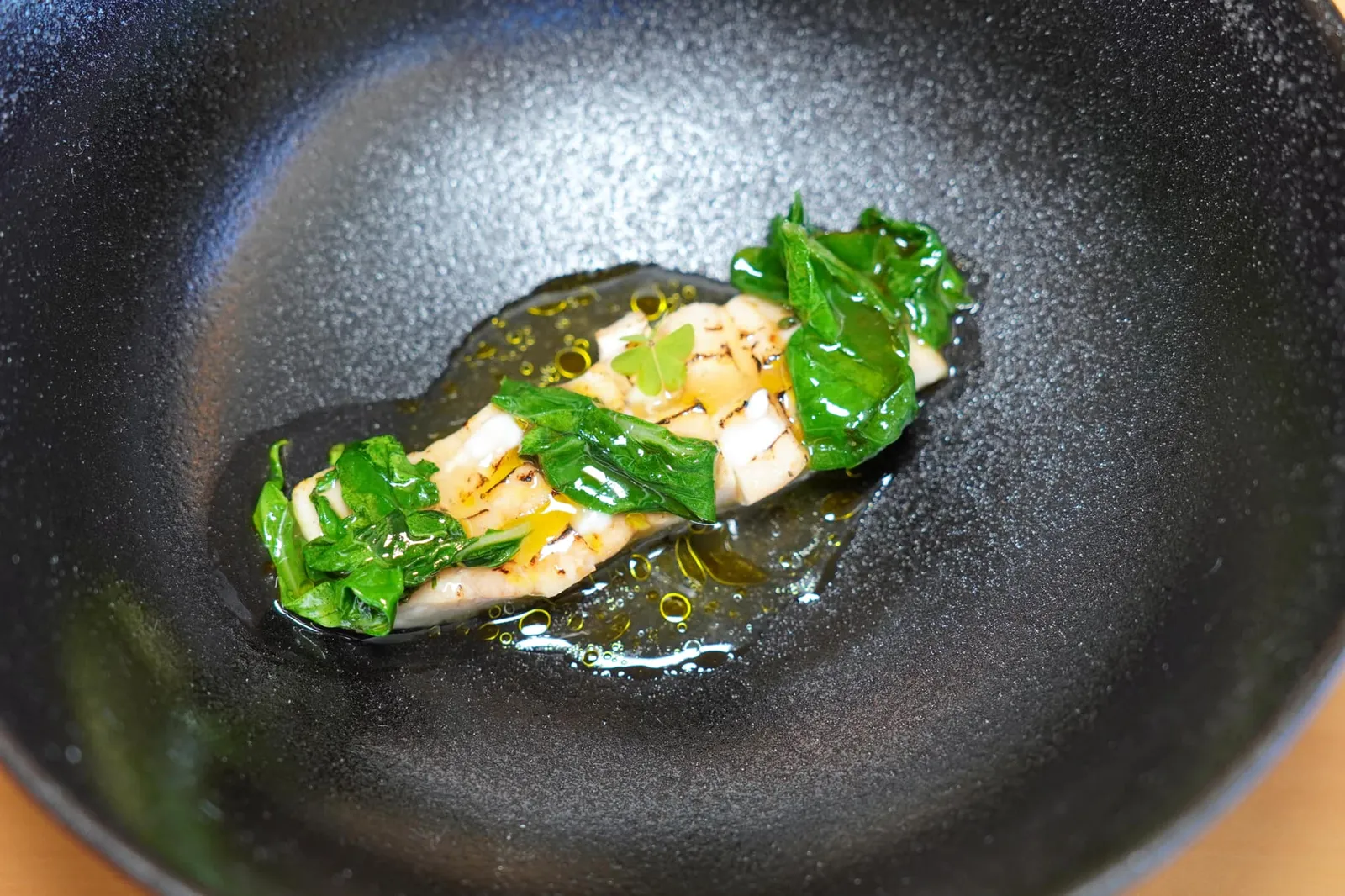 Fried and Roasted Lampuga, Shitake Mushrooms Sauce and Wild Dill, Lemon Inulin and Salted Chard Lampuga (ปลาในตระกูลเดียวกันกับ Mahi-Mahi) ทอดและย่างจนสุกพอดีให้เนื้อสัมผัสที่ค่อนข้างเฟิร์มตัดกันกับความกรอบของผัก เชฟอาศัย Lemon Inulin หรือครีมเลมอนเพื่อให้รสชาติเปรี้ยวบาลานซ์ด้วย Earthy Tone ของซอสเห็ดหอมและผักชีลาว (14/20)