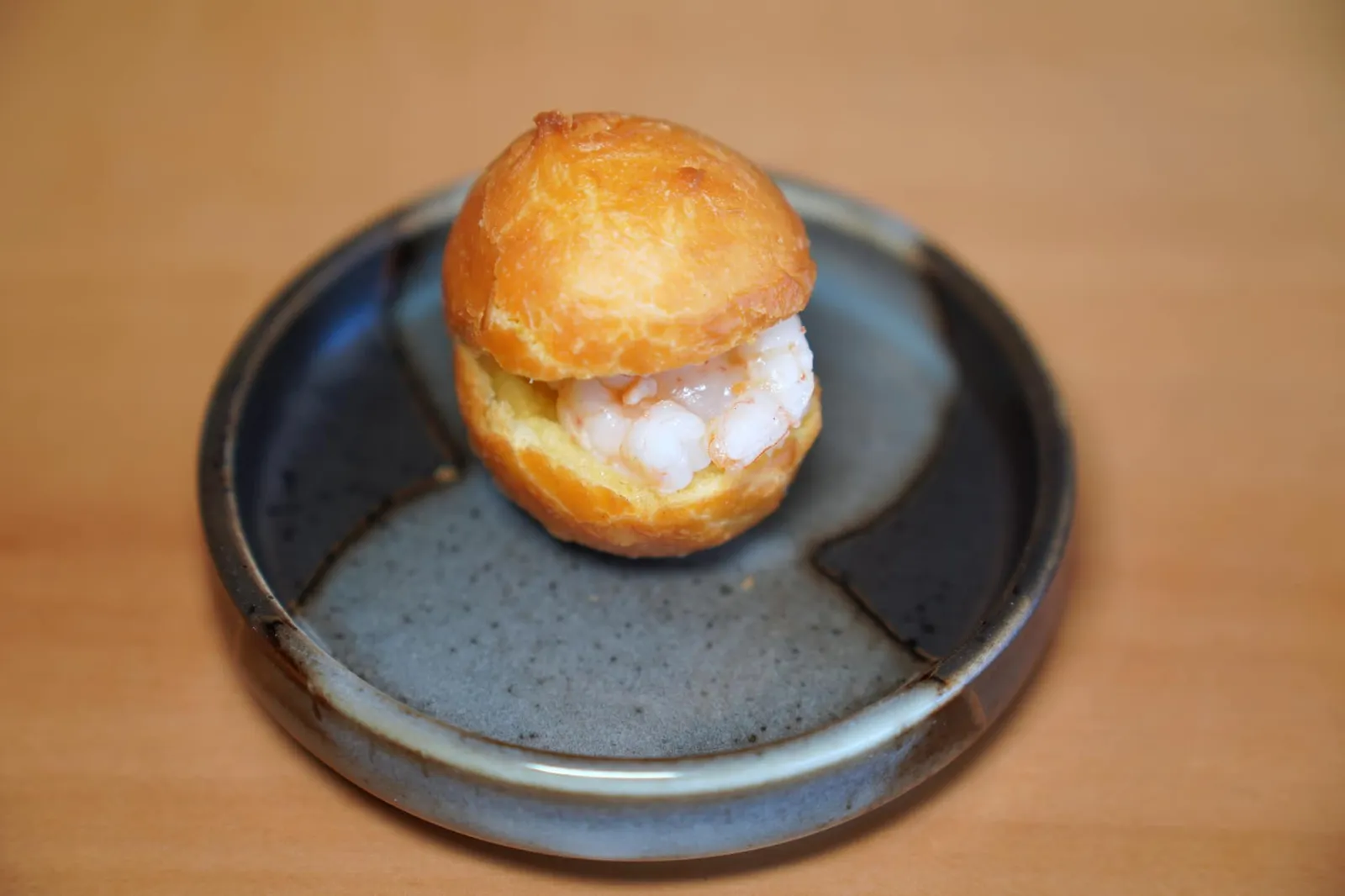 Mini-Bun, White Shrimps, Prawns Garum คอร์สนี้เชฟตั้งใจนำเสนอขนมปังจิ๋ว ด้านในสอดไส้เนื้อกุ้งขาวและน้ำกุ้งหมักหอม ๆ เค็ม ๆ สำหรับรับประทานในคำเดียว (13/20)