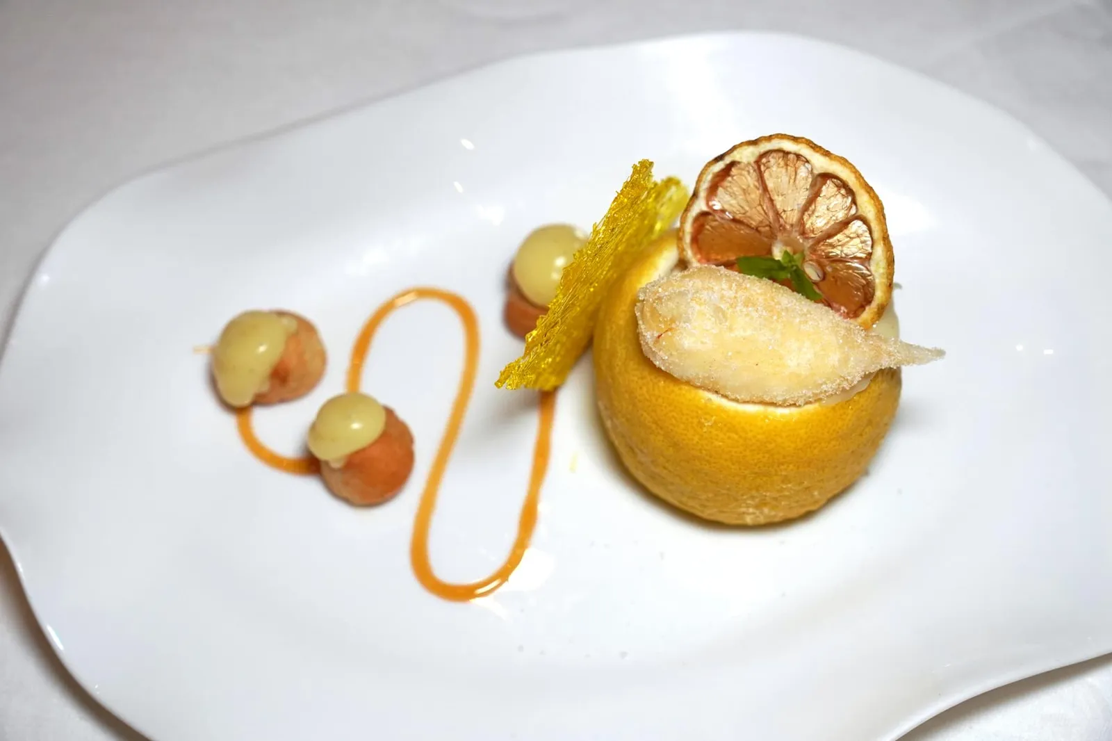 A concert of lemon, fragrance and flavours ของหวานจานที่ดีที่สุดต้องขอยกให้กับวัตถุดิบระดับโลกแห่งภูมิภาค Campania อย่าง Lemon นำเสนอออกมาในหลากหลายรูปแบบที่แตกต่างกันเริ่มต้นจาก Lemon Cream ที่ใส่มาในถ้วย Lemon ให้ความเปรี้ยวหวานที่โดดเด่นนำมาตามด้วยความขมเบา ๆ ที่โคนลิ้น ทั้งยังมีเนื้อสัมผัสอันแสนนุ่มละมุนไม่ซ้ำใคร ด้านบนคือ Candied Lemon และ Fried Lemon ให้เนื้อสัมผัสความกรอบที่แตกต่างกัน ข้างกันคือ Lemon Tuile ยังมี Beignet หรือ Puff Pastry ขนาดจิ๋วท็อปด้านบนด้วย Lemon Cream ถือว่าเป็นเมนูอาหารหวานที่ได้รับการรังสรรค์ออกมาได้อย่างมีมิติทั้งในแง่ของรสชาติ กลิ่น เนื้อสัมผัสโดยอาศัยวัตถุดิบที่แสนเรียบง่ายจนกลายมาเป็นจานที่น่าจดจำได้อย่างน่าทึ่ง (20/20)