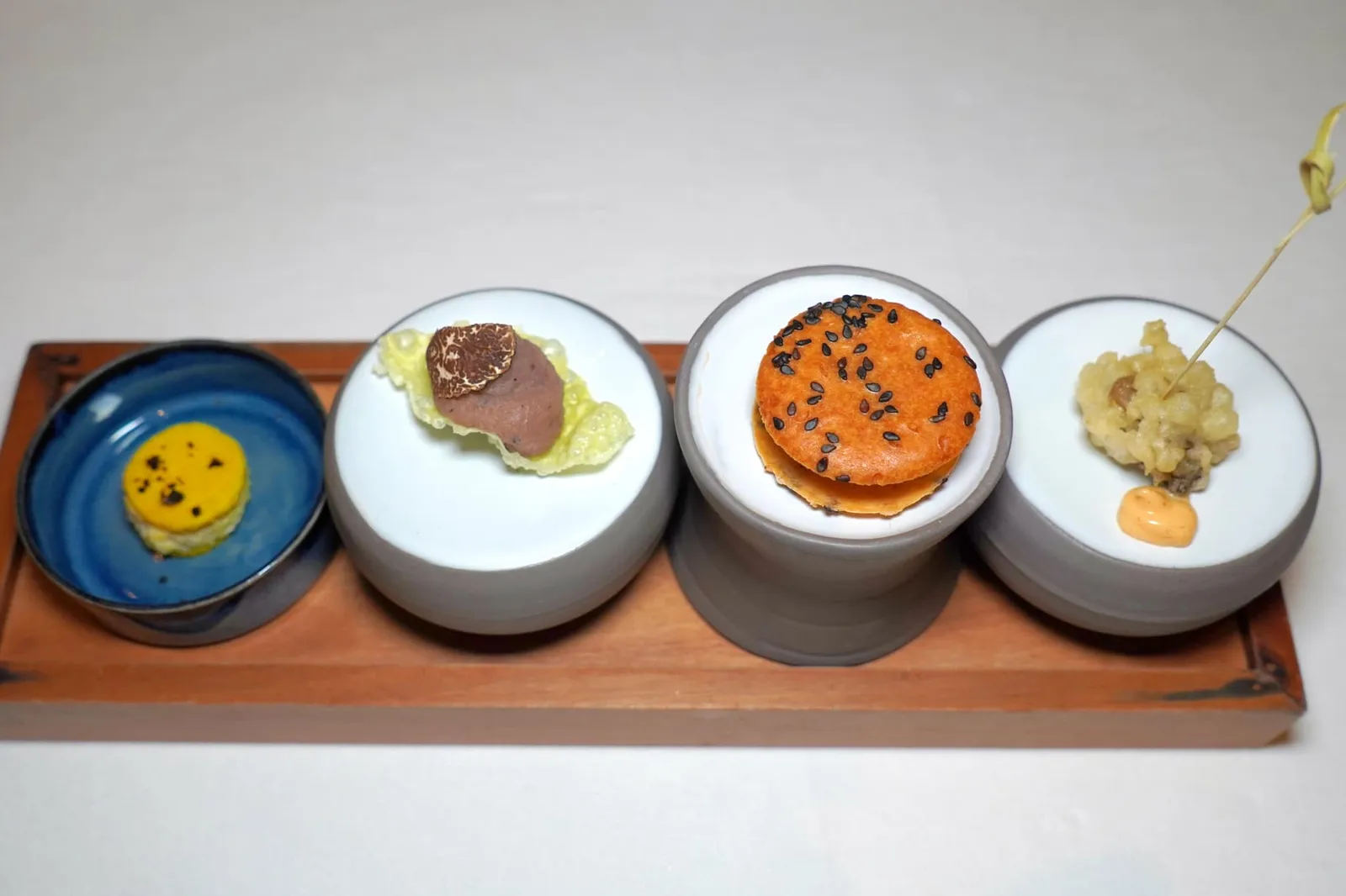 Amuse-bouche เริ่มต้นมื้ออาหารด้วยเซ็ตเรียกน้ำย่อยทั้ง 4 อย่างฝั่งขวามือคือ Deep-fried Oyster หอยนางรมชุบแป้งทอดจนฟูให้เนื้อสัมผัสที่กรอบนอกนุ่มใน เชฟเสิร์ฟมาคู่กันกับ Chilli Pepper Mayonnaise ถัดมาคือ Waffle มีลักษณะเป็นแผ่นแป้งกรอบพร้อมกับงาดำ ตรงกลางเป็น Ricotta Cheese ที่มีกลิ่นและรสชาติเฉพาะตัวจับคู่กับรสชาติของ Fermented Onion กรือหัวหอมดอง ชิ้นที่สามคือ Parsley Chip หรือแผ่นกรอบสีเขียว ตรงกลางคือพูเรมันฝรั่งท็อปด้านบนด้วย Black Truffle สุดท้ายฝั่งซ้ายมือคือ Provalone Cake หรือเค้กนุ่ม ๆ ที่เตรียมมาจากชีส Provalone ที่มีความกรอบจาก Olive Crumble (17/20)