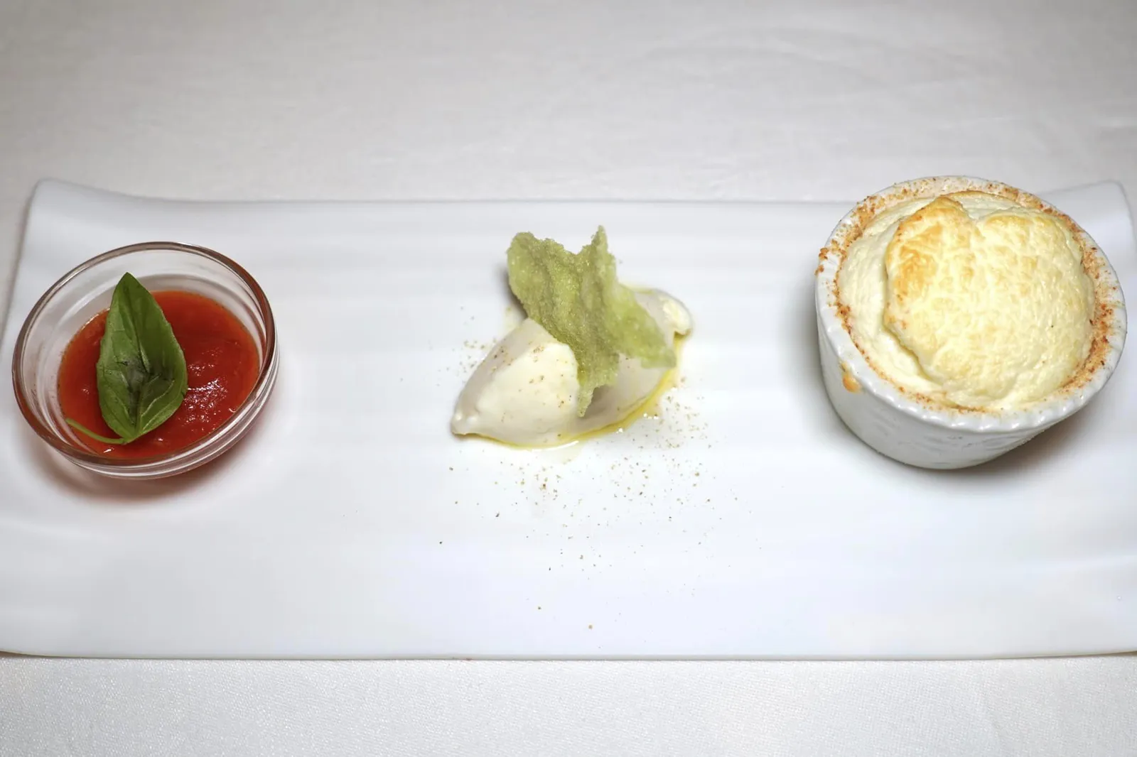 Hot and cold mozzarella with cherry tomatoes from the slopes of Mount Vesuvius and crispy basil เมนูจานแรกในคอร์สหลักเชฟนำเสนอวัตถุดิบขึ้นชื่อประจำภูมิภาค Campania สองชนิดคือ Cherry Tomatoes ที่ปลูกบนเนินภูเขาไฟ Vesuvius และ Mozzarella Cheese เสิร์ฟมาทั้งในรูปแบบร้อนและเย็น เริ่มต้นด้วยถ้วยจิ๋วฝั่งขวามือคือ Mozzarella Soufflé ร้อน ๆ ให้ความหอมมันของ Mozzarella ชั้นดี อย่างไรก็ตาม Body ของ Soufflé ที่เสิร์ฟมาถือว่าค่อนข้างหนักอยู่พอสมควร ตรงกลางคือ Mozzarella Ice Cream เย็นชื่นใจ เชฟโรยพริกไทยขาวมาเพื่อแต่งเติมกลิ่น องค์ประกอบด้านบนคือแผ่น Basil Chip กรอบ ๆ สุดท้ายในถ้วยเล็ก ๆ ฝั่งซ้ายมือคือ Cherry Tomatoes Sauce ที่เชฟเตรียมมาให้มีเนื้อสัมผัสเนียนละมุนโดยมีจุดเด่นคือรสชาติเปรี้ยวอุมามิที่มาพร้อมกับกลิ่นเฉพาะตัวของดินภูเขาไฟนั่นเอง (16/20)