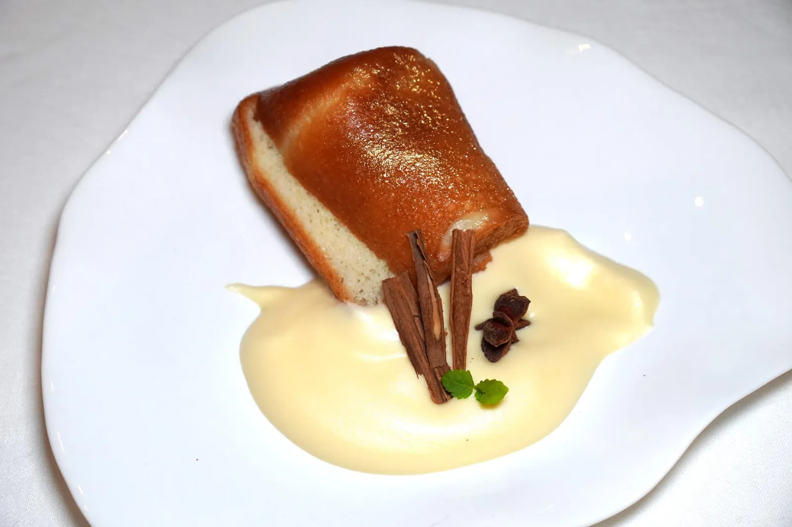 The classic Neapolitan baba, zabaglione with Italian Bollicine Neapolitan Baba สุดคลาสสิคให้เนื้อสัมผัสที่ฟู เบา แต่ยังความความต้องเคี้ยวแบบ Sponge Cake ที่ดี เชฟเสิร์ฟมากับ Zabaglione หรือซอส Sabayon หอม หวาน ครีมมี่โดยมีอโรมาของ Bollicine ซึ่งเป็น Sparkling Wine ของประเทศอิตาลีมาช่วยเสริมกลิ่นให้ Baba จานนี้แตกต่างออกไปจากพื้นที่อื่น ๆ นั่นเอง (17/20)