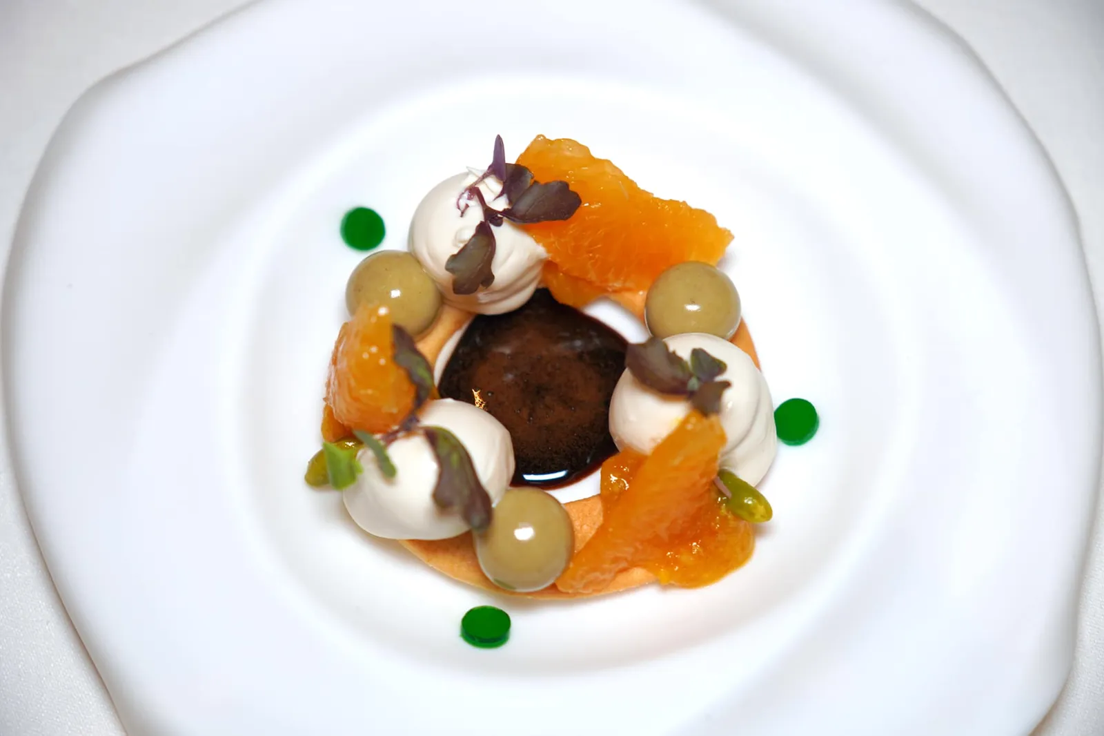 Orange Frivolezza with a white chocolate mousse Frivolezza มีลักษณะเป็น Ricotta Buffalo Mousse วงกลม ด้านบนท็อปด้วยชิ้นส้มสลับกันไปกับ White Chocolate Mousse และองค์ประกอบทรงกลมที่เตรียมมาจากถั่ว Pistachio นั่นเอง (18/20)