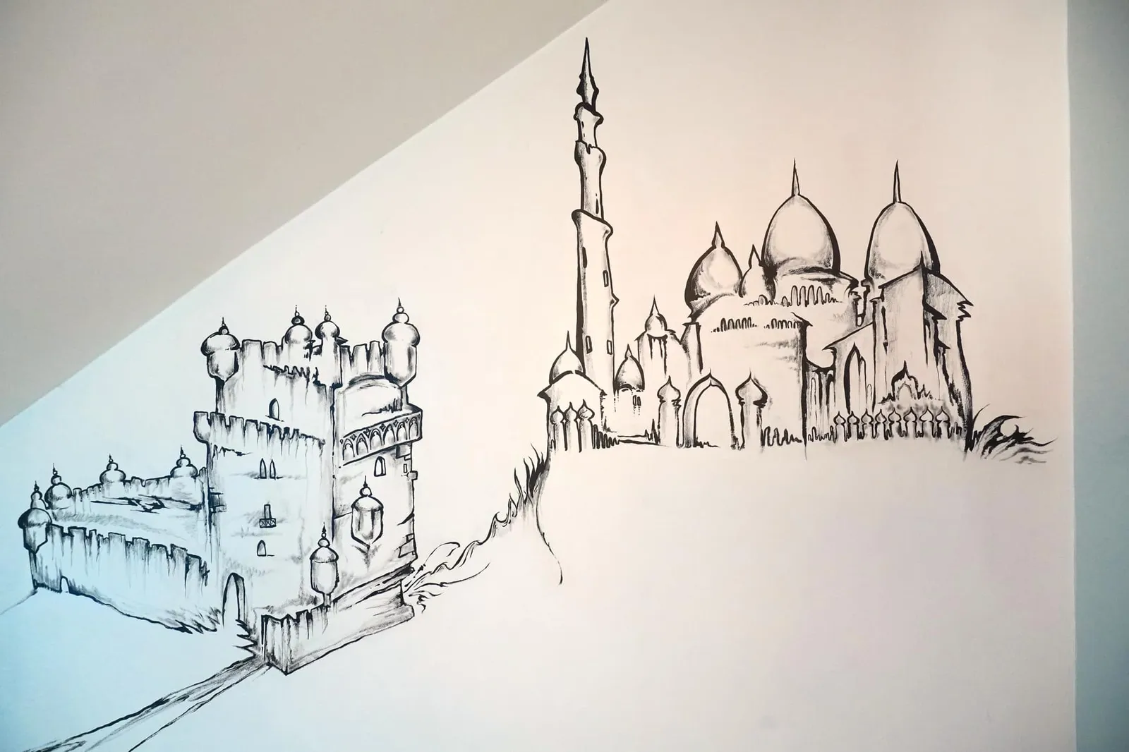 บริเวณทางขึ้นบันไดตกแต่งด้วยภาพวาดคล้ายลายพู่กันบ่งบอกถึงประสบการณ์การทำงานเชฟจากห้องอาหารต่าง ๆ ทั่วทุกมุมโลก