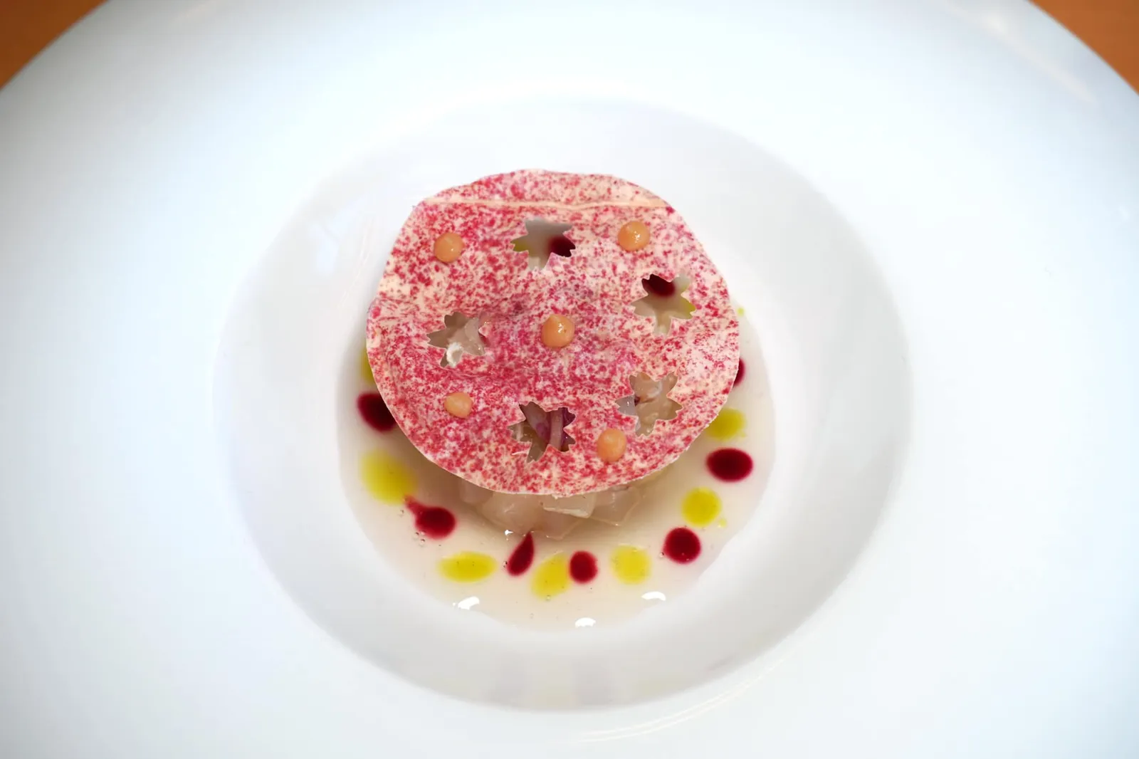 Dentex Tartare, Smoked Japanese Katsuobushi and Kombu Seaweed Vinegar, Fermented Blueberries Sauce, Ginger and Pear Chutney, Redberries Chips เนื้อปลา Dentex สับมาเป็น Tartare นุ่ม ๆ เคี้ยวหนึบหนับปรุงรสด้วยน้ำส้มสายชูญี่ปุ่นที่เตรียมขึ้นมาจากสาหร่าย Kombu และ Katsuobushi จนได้ความอุมามิที่เข้มข้นแล้วค่อยนำไปรมควันอีกทีหนึ่ง เชฟเติมแต่งรสเปรี้ยวด้วยซอสบลูเบอร์รี่หมักและน้ำมันผักชี ด้านบนท็อปด้วยแผ่นกรอบทำมาจากเรดเบอร์รี่และ Chutney ที่มีองค์ประกอบของลูกแพร์และขิงช่วยเสริมรสเปรี้ยวอีกระดับหนึ่งที่แตกต่างออกไปจากซอสบลูเบอร์รี่นั่นเอง (15/20)