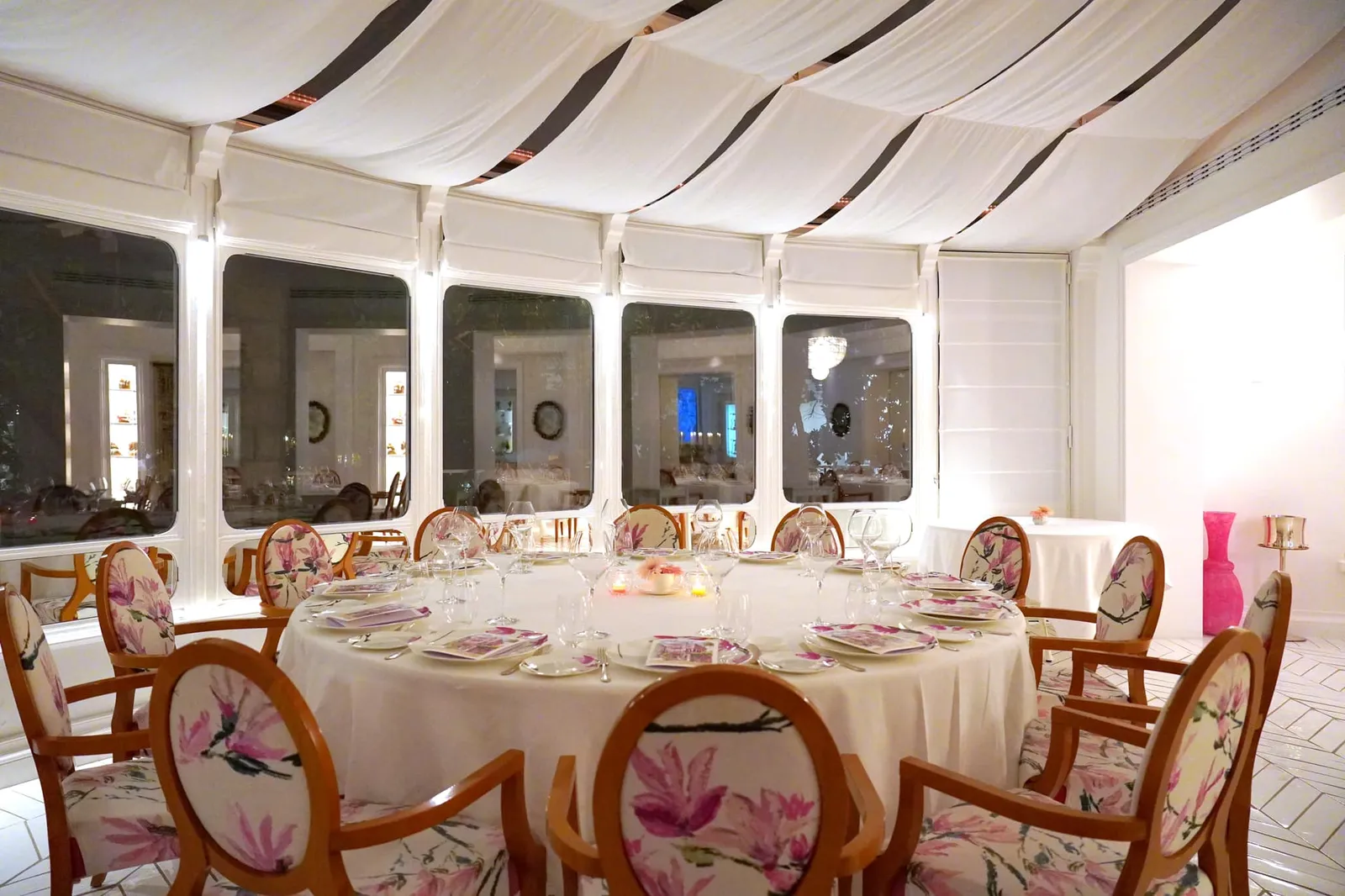 สำหรับใครที่ต้องการพักผ่อนทันทีหลังจบมื้ออาหาร Don Alfonso 1890 ยังรับหน้าที่เป็น Boutique Hotel ในเครือสมาชิก Relais & Chateaux พร้อมด้วยห้อง Suites จำนวน 8 ห้องอีกด้วย