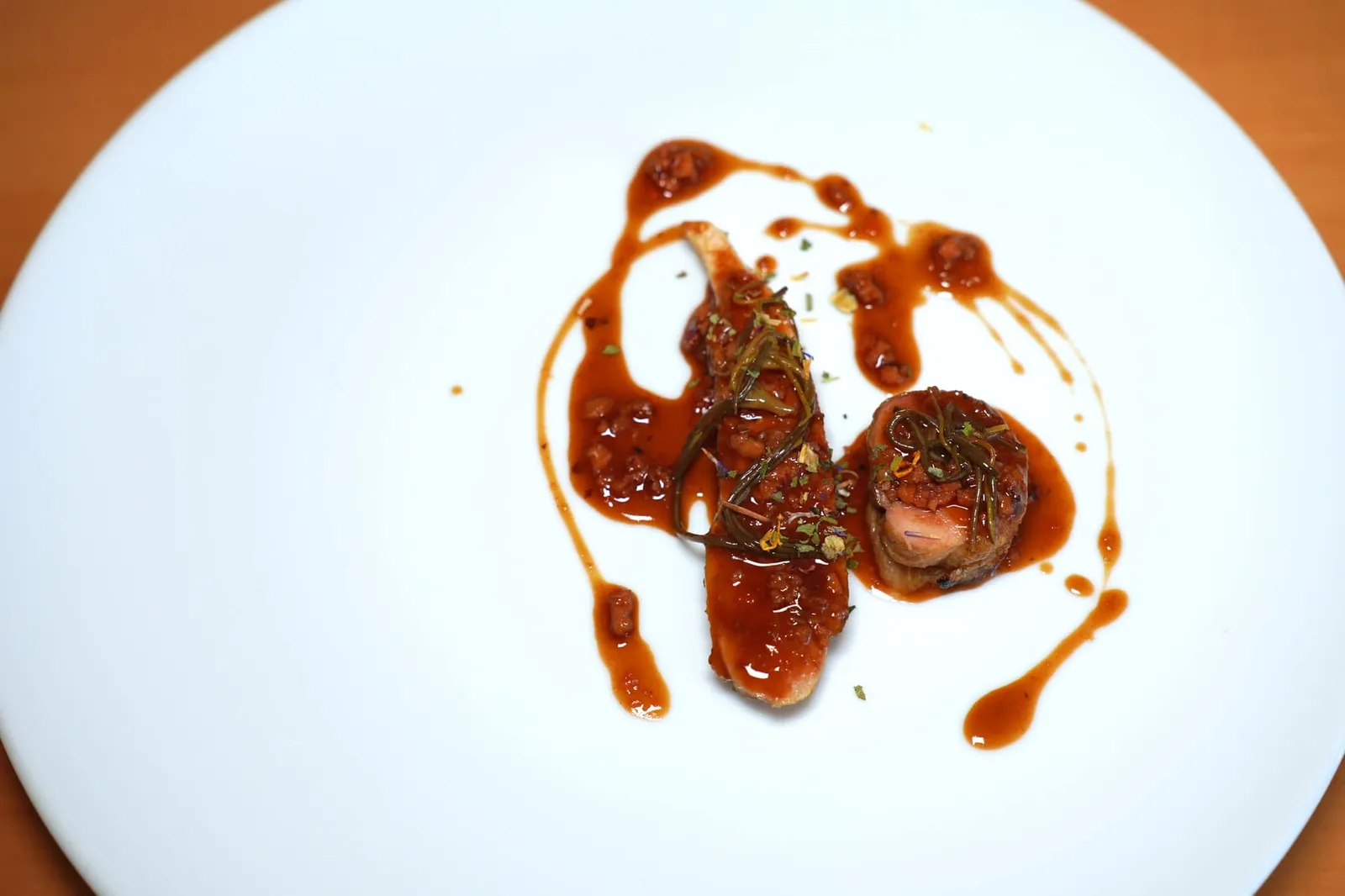Oil-cooked Guinea Fowl, Octopus Ragout, Agretti Macereted in Tomatoes Vinegar ปิดท้ายด้วย Guinea Fowl หรือไก่ต๊อกที่เชฟนำไปปรุงสุกในน้ำมันหรือ Confit ที่อุณหภูมิ 65 องศาเซลเซียสนาน 35 นาที ด้านบนราดด้วย Octopus Ragout หรือซอสหมึกยักษ์หอม ๆ และผักสมุนไพร Agretti ที่เชฟได้มาจาก Monte Somma ซึ่งเป็นเทือกเขาข้างกันกับเมือง Somma Vesuviana ก่อนจะนำไปหมักบ่มในน้ำส้มสายชูที่เตรียมมาจากมะเขือเทศ San Marzano นั่นเอง (14/20)