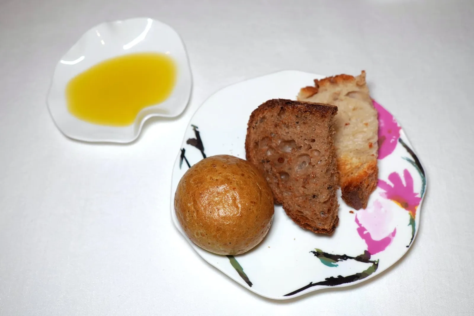 Bread and Extravirgin Olive Oil จากนั้นจึงตามมาด้วยขนมปังชนิดอื่น ๆ อีก 3 อย่าง