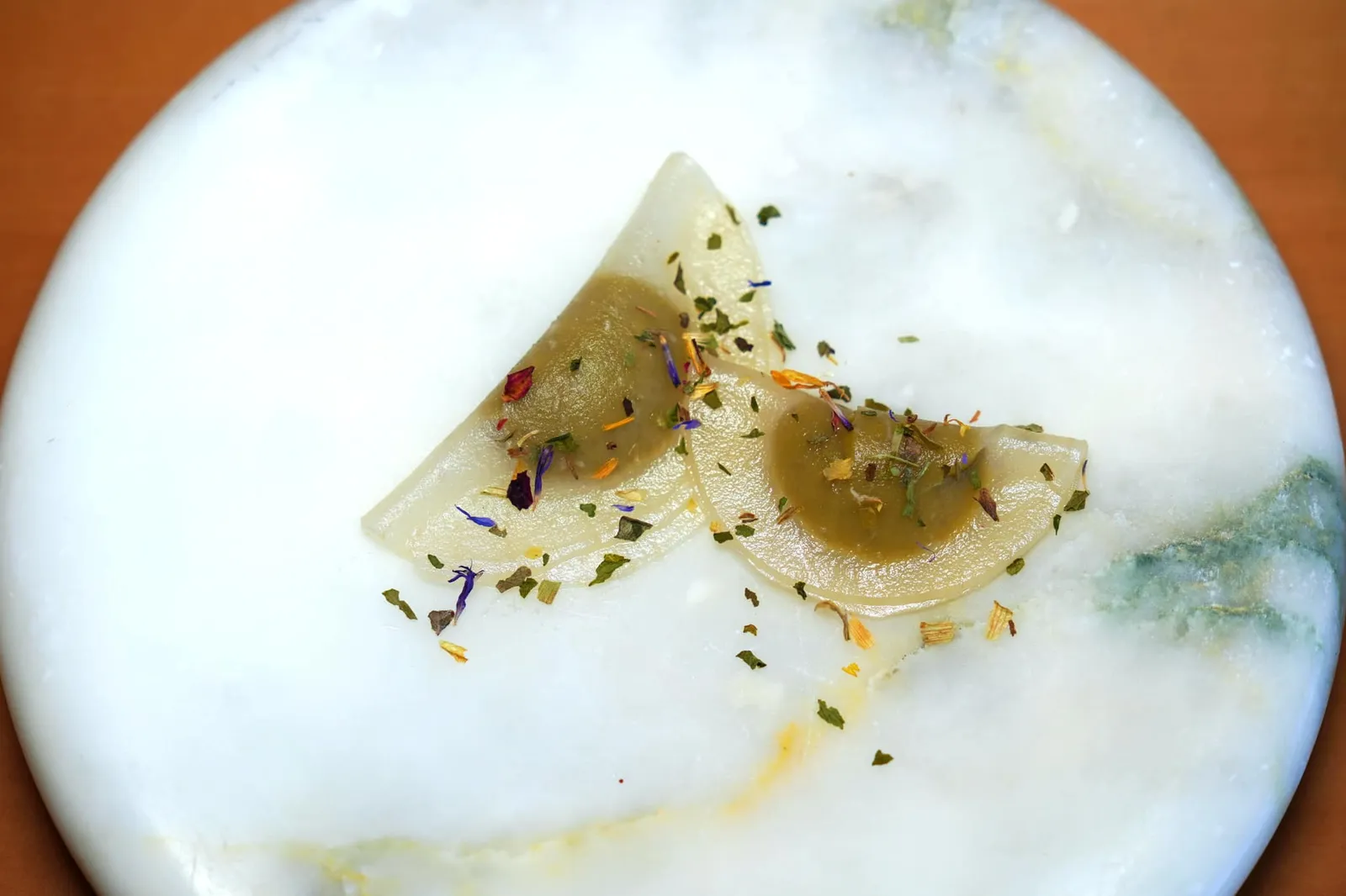 White Turnip Macereted in Rice and Kombu Seaweed Vinegar, Pistachio’s Homemade Miso Ravioli จิ๋วทำมาจากแผ่นเทอร์นิปกรอบที่ผ่านการหมักในน้ำส้มสายชูข้าวและสาหร่ายคอมบุจนได้รสเปรี้ยวบาง ๆ ด้านในสอดไส้ Miso Paste ที่ทางร้านเตรียมขึ้นมาเองโดยมีความหวานของถั่วพิสตาชิโอ้ตัดกันได้อย่างลงตัว (14/20)