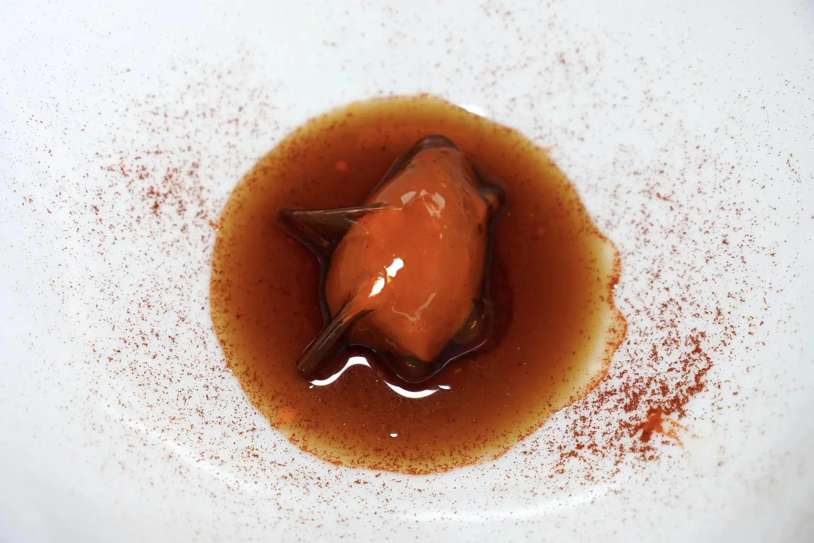 Papacelle Ice Cream, Acid Dashi Jelly, Warm Dashi, Pimenton de la Fuerza Powder ไอศกรีม Papacelle ซึ่งเป็น Neapolitan Pepper หรือพริกหวานท้องถิ่นชนิดหนึ่งให้อโรมาหอมเฉพาะตัว เชฟเตรียมมาดีมาก ๆ ช่วยเรียกความสดชื่นโดยไม่มีรสขมหรือรสอื่น ๆ ปนมาแม้แต่น้อย เชฟโรยผงพริกหวานสีแดงลงไปรอบ ๆ จาน น้ำซุปเตรียมมาจาก Dashi สไตล์ญี่ปุ่น 2 ชนิดให้รสชาติเค็มเปรี้ยวกลมกล่อม ทั้งยังมีอุณหภูมิอุ่นเล็กน้อยแตกต่างไปจากความเย็นของไอศกรีมอีกด้วย (15/20)