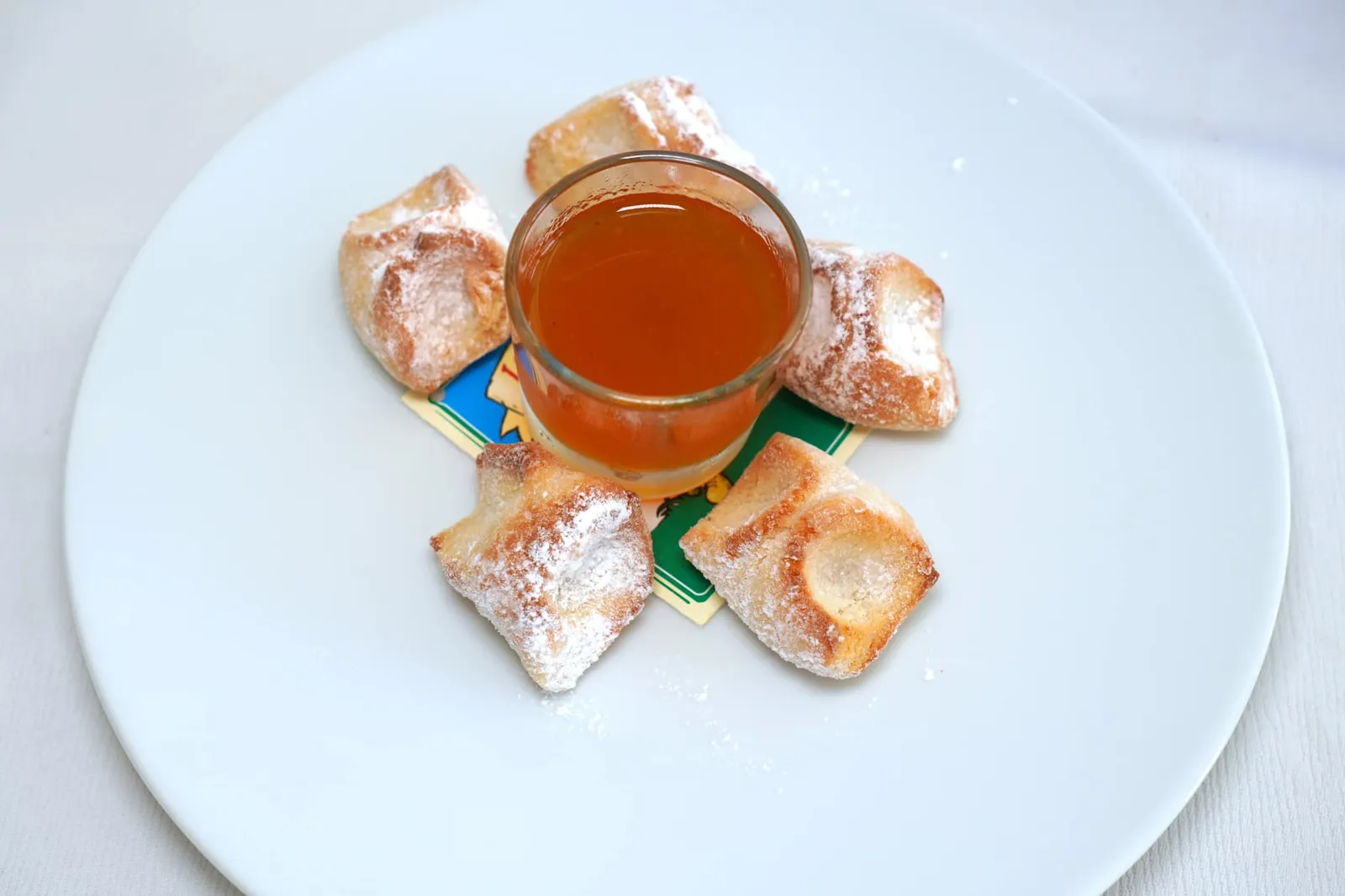 Cicale di Furore con “Nanassino”, il liquore al fico d’India (7 €) Cicale di Furore almonds biscuits with prickly pear liqueur Cicale di Furore เป็นบิสกิตถั่วอัลมอนด์กรอบ ๆ ท้องถิ่นของเมือง Furore เสิร์ฟมาคู่กับซอสเหล้าแพร์รสเลิศ (12/20)