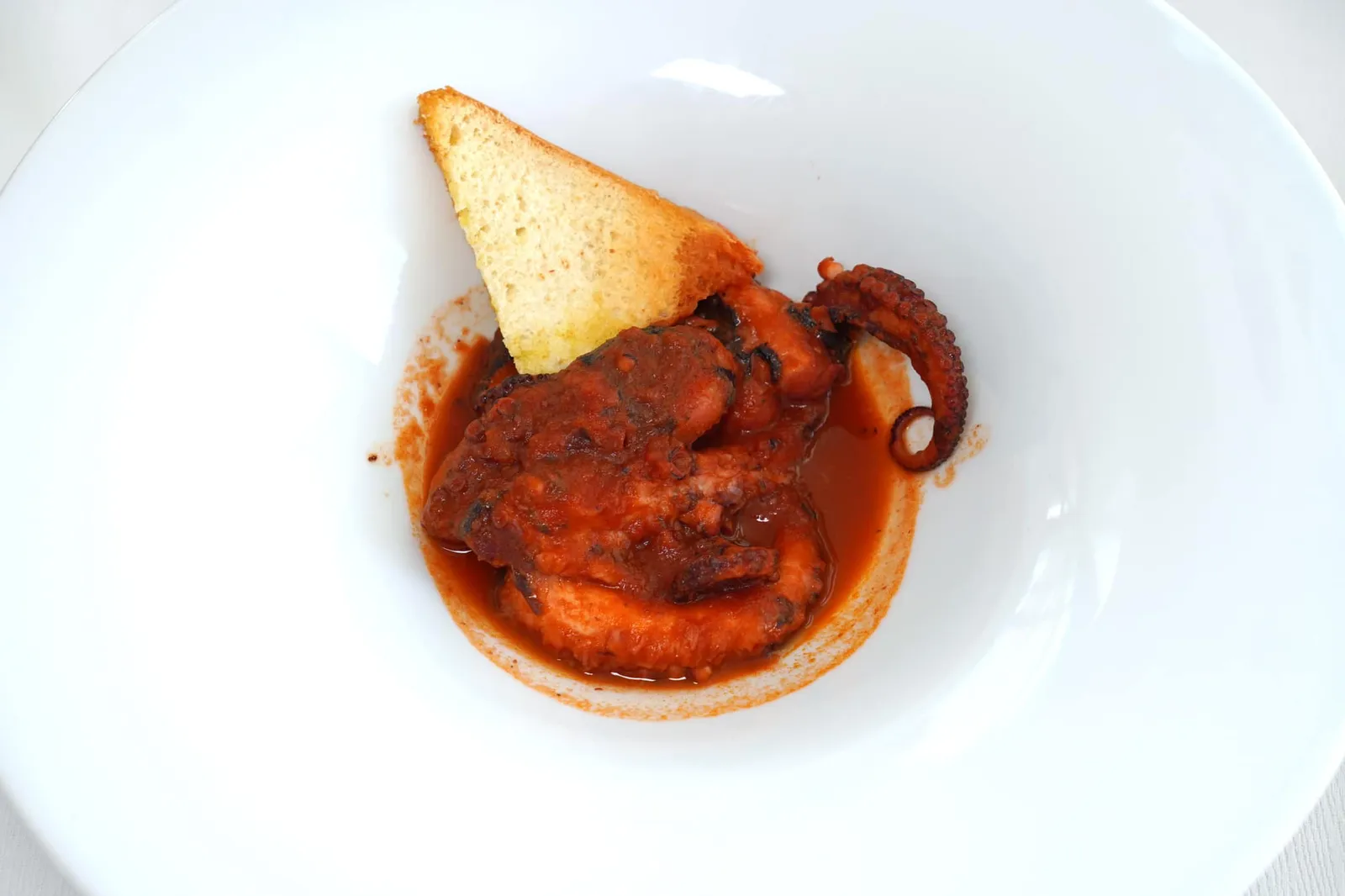 Polipetti alla Luciana (22 €) Luciana-style octopus with tomato sauce อาหารเรียกน้ำย่อยจานแรกคือ Polipetti alla Luciana เมนูที่มีต้นกำเนิดมาจากพื้นที่แถบ Santa Lucia ในนคร Naples มีลักษณะเป็นหมึกยักษ์ที่ตุ๋นจนนุ่มโดยมีรสเปรี้ยวของมะเขือเทศชั้นดีผสมผสานไปกับน้ำมันมะกอกและสมุนไพรต่าง ๆ และเพิ่มมิติทางเนื้อสัมผัสด้วยขนมปังกรอบที่เสิร์ฟมาคู่กัน (13/20)