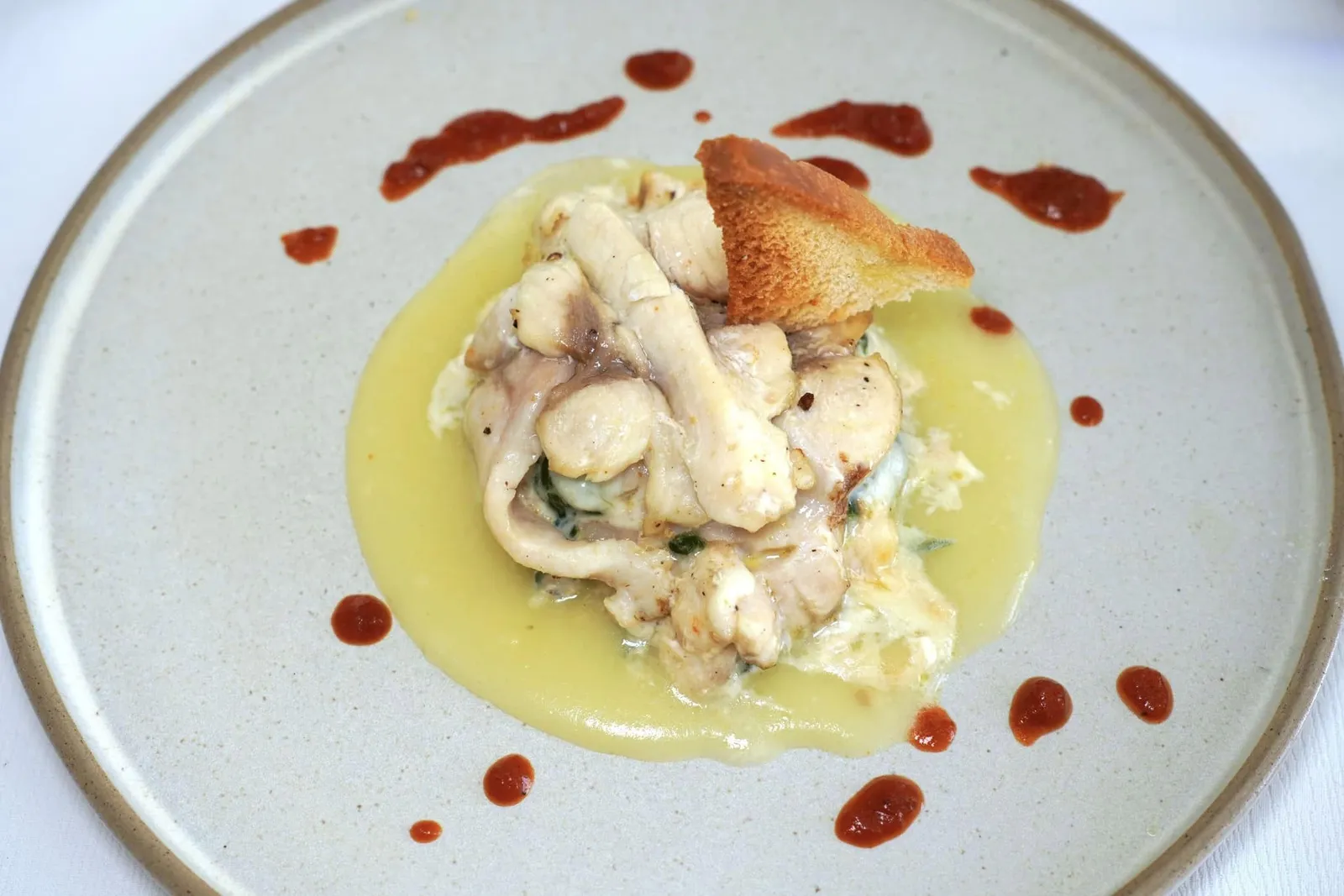 Millefoglie di pesce spada con fior di latte e spinaci (25 €) Millefeiulle sword fish with mozzarella and spinach หนึ่งในเมนูเด็ดประจำร้านต้องยกให้กับ Pesce Spada หรือปลาดาบเงินที่นำมาวางเรียงซ้อนกันเป็น Millefeuille ด้านบนเป็นขนมปังกรอบ ส่วนด้านล่างรองด้วยผักโขมนุ่มละมุนโดยมีความหอมมันของชีส Mozzarella ช่วยเชื่อมทุกองค์ประกอบเข้าด้วยกัน (13/20)