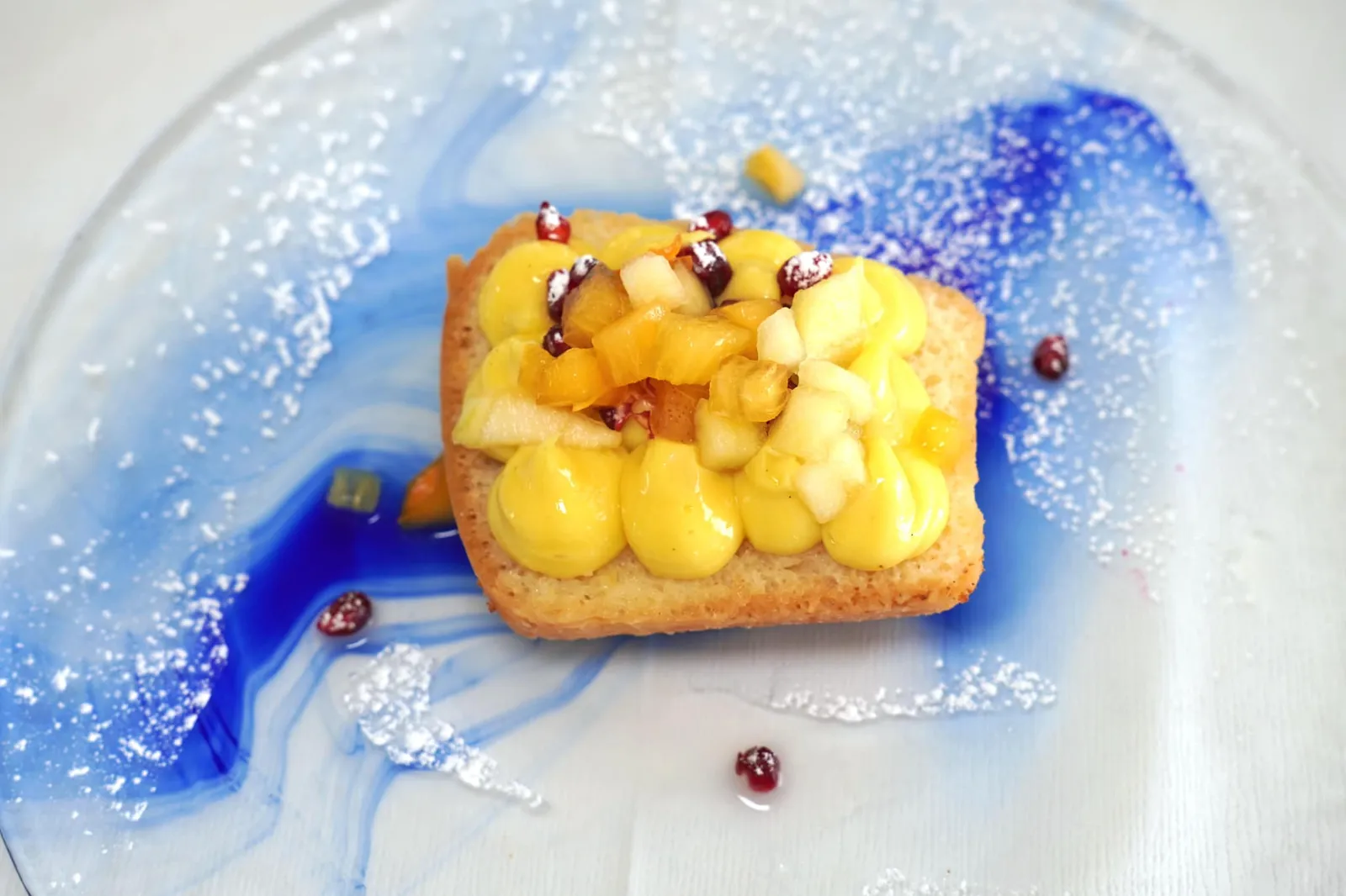 Babà con macedonia di frutta di stagione, crema alla vaniglia (8 €) Homemade baba with fruit salad and vanilla cream เค้กบาบาโฮมเมดที่ผ่านการเตรียมมาอย่างดีจนได้เนื้อสัมผัสและรสชาติของแอลกอฮอล์ที่น่าพึงพอใจ ด้านบนท็อปด้วยสลัดผลไม้และครีมวานิลลาหอมมัน (13/20)