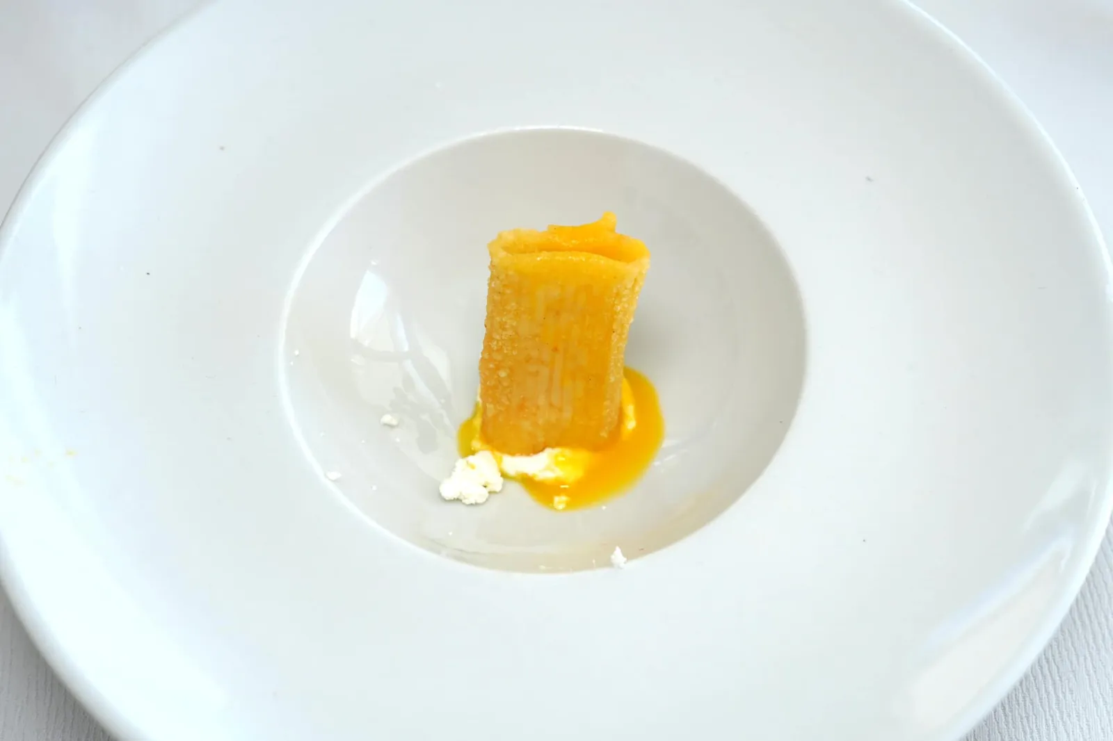 Amuse-bouche เริ่มต้นด้วยพาสต้าทอดกรอบเสิร์ฟมากับ Ricotta Cheese หอมมัน (11/20)