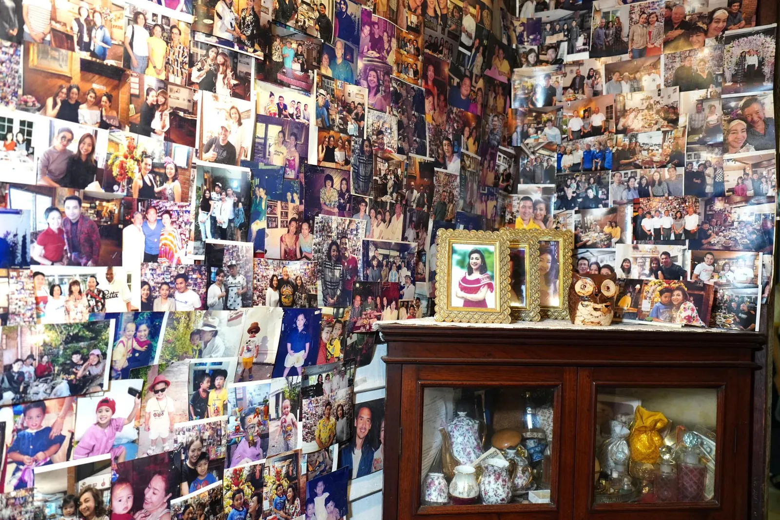 ผนังฝั่งหนึ่งตกแต่งด้วยรูปภาพของพี่เล็กและคุณแพรวผู้เป็นภรรยา นอกจากนี้ยังมีเพลงสากลยุค 70s-80s บรรเลงเคล้าคลอกันไปตลอดมื้ออีกด้วย