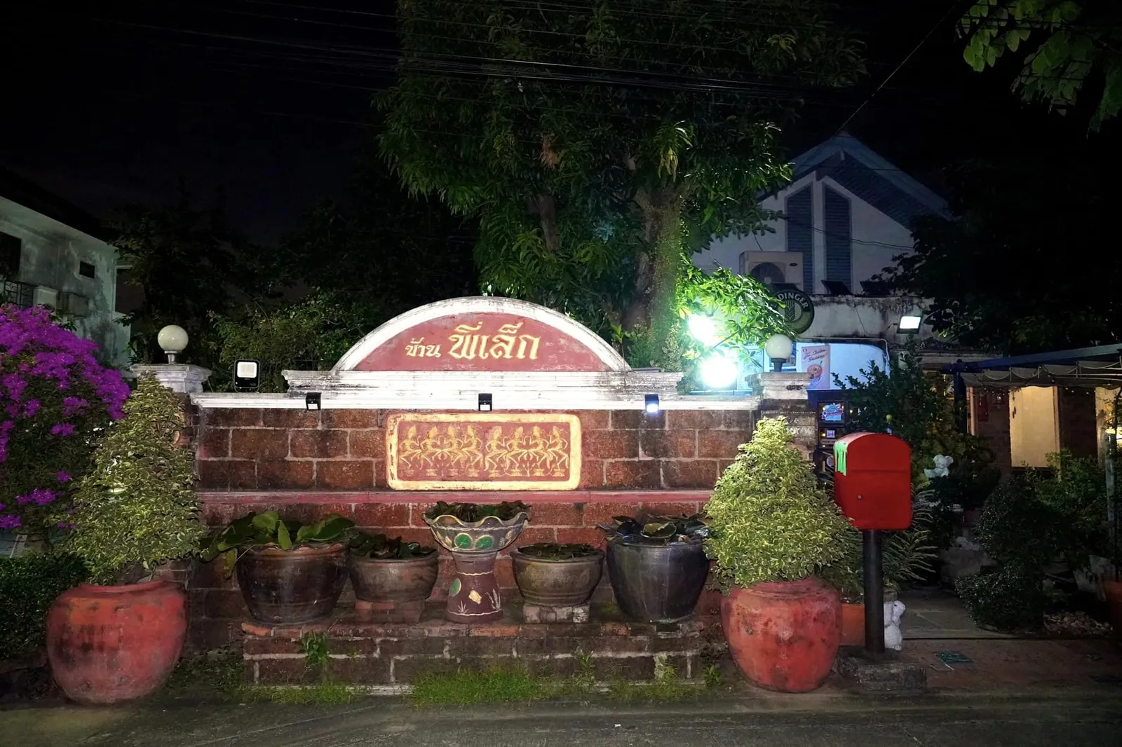 ตัวร้านมองจากภายนอกเป็นอาคารชั้นเดียวที่ดูเรียบง่ายแต่มีพื้นที่กว้างขวางโดยเฉพาะที่จอดรถที่รองรับลูกค้าทั้งร้านได้อย่างสบาย ๆ