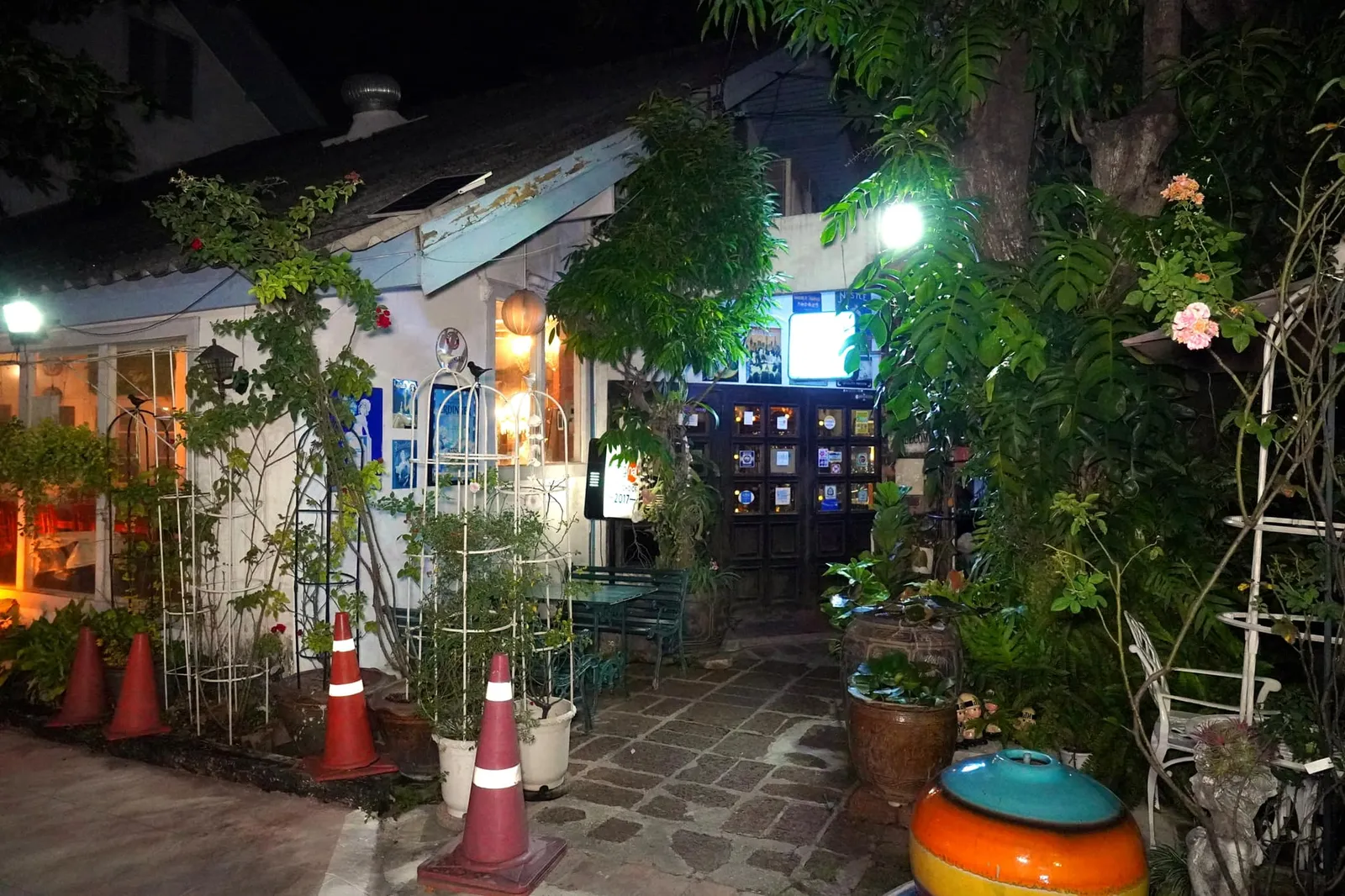 ใครที่แวะมาช่วงกลางคืนอย่างเราแล้วขับรถตาม Google Maps เข้ามาจะพบกับซอยเงียบ ๆ ชนิดที่ไม่น่าเชื่อว่าจะมีใครมาเปิดร้านอาหารชั้นดีในแถบนี้