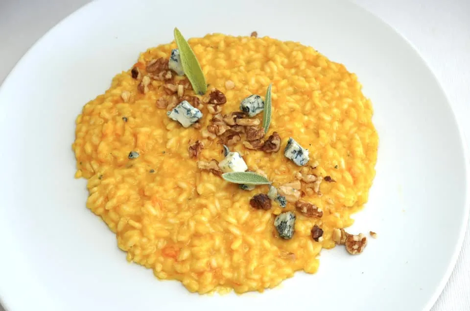Risotto di Sibari "Magisa" alla zucca, blu di bufala e noci (22 €) Magisa rice from Calabria region with pumpkin, blue buffalo cheese and nuts Magisa เป็นข้าวรีซอตโต้ขึ้นชื่อจากภูมิภาค Calabria ทางตอนใต้ของประเทศอิตาลี ในที่นี้เชฟเสิร์ฟมากับซอสฟักทองให้รสชาติหวานกลมกล่อมโดยมีอโรมาและความฝาดจาก Blue Cheese นมควายและความกรอบของถั่ววอลนัทมาช่วยเพิ่มมิติได้อย่างลงตัว (13/20)