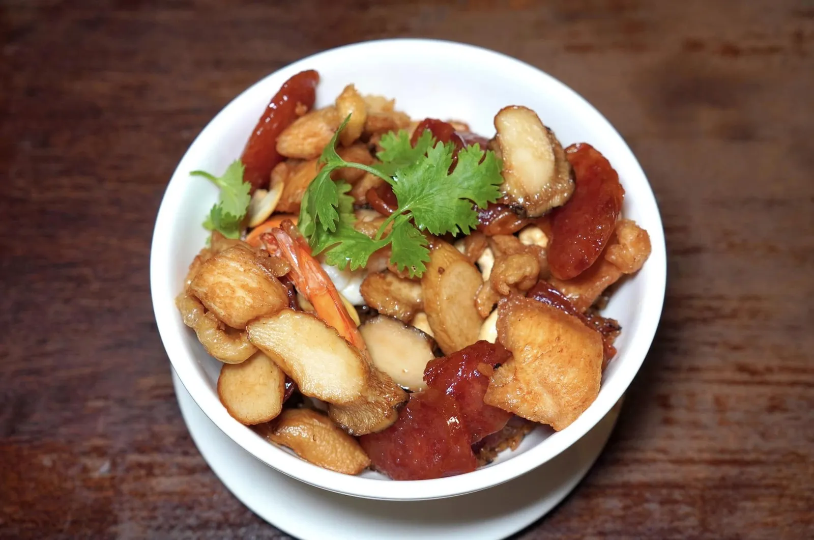 ข้าวอบกุนเชียง (300+) ข้าวอบกุนเชียงก็เป็นอีกหนึ่งจานเด็ดที่สั่งมาชิมเปล่า ๆ ก็อร่อยได้ด้วยตัวเอง เนื้อสัมผัสของข้าวค่อนไปทางแห้งแต่กลับไร้ซึ่งความกระด้าง เพิ่มมิติทางเนื้อสัมผัสด้วยกุนเชียงชั้นดีให้ความหวานที่พอเหมาะไม่บาดคอ เนื้อกุ้ง เห็ด และเนื้อไก่ซึ่งเป็นโปรตีนชนิดเดียวที่ปรุงมาสุกเกินไปเล็กน้อย องค์ประกอบทั้งหมดใส่มาให้จนล้นจาน (13/20)