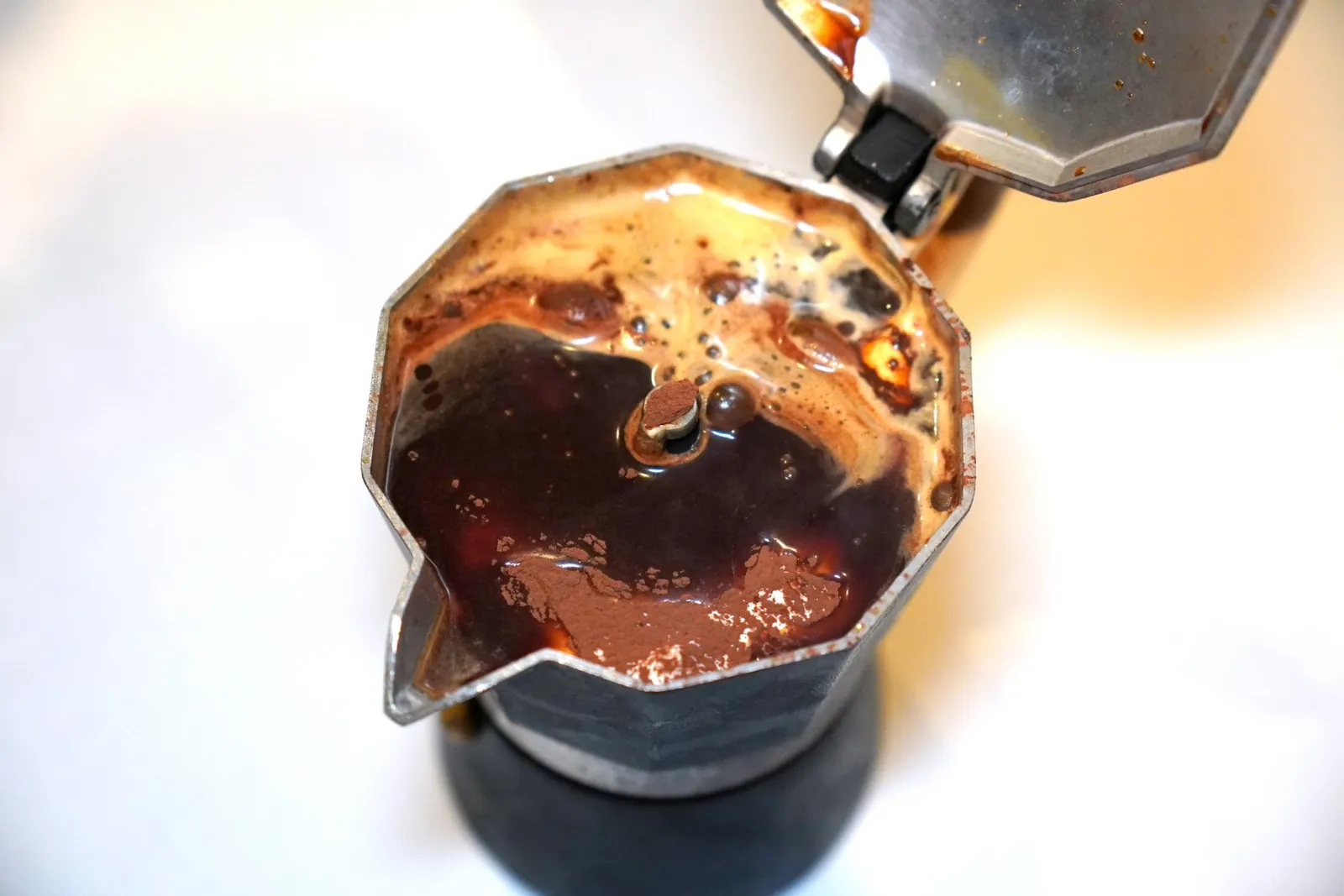 TIRAMISUClassic Espresso Tiramisu Reimagined by Chef Giacomoทิรามิสุที่ปรับมาเสิร์ฟในหม้อต้มกาแฟโมค่า ความหอมมันของมาสคาร์โปเน่เข้ากันกับความเข้มข้นของกาแฟเอสเปรซโซ่ได้อย่างพอเหมาะ